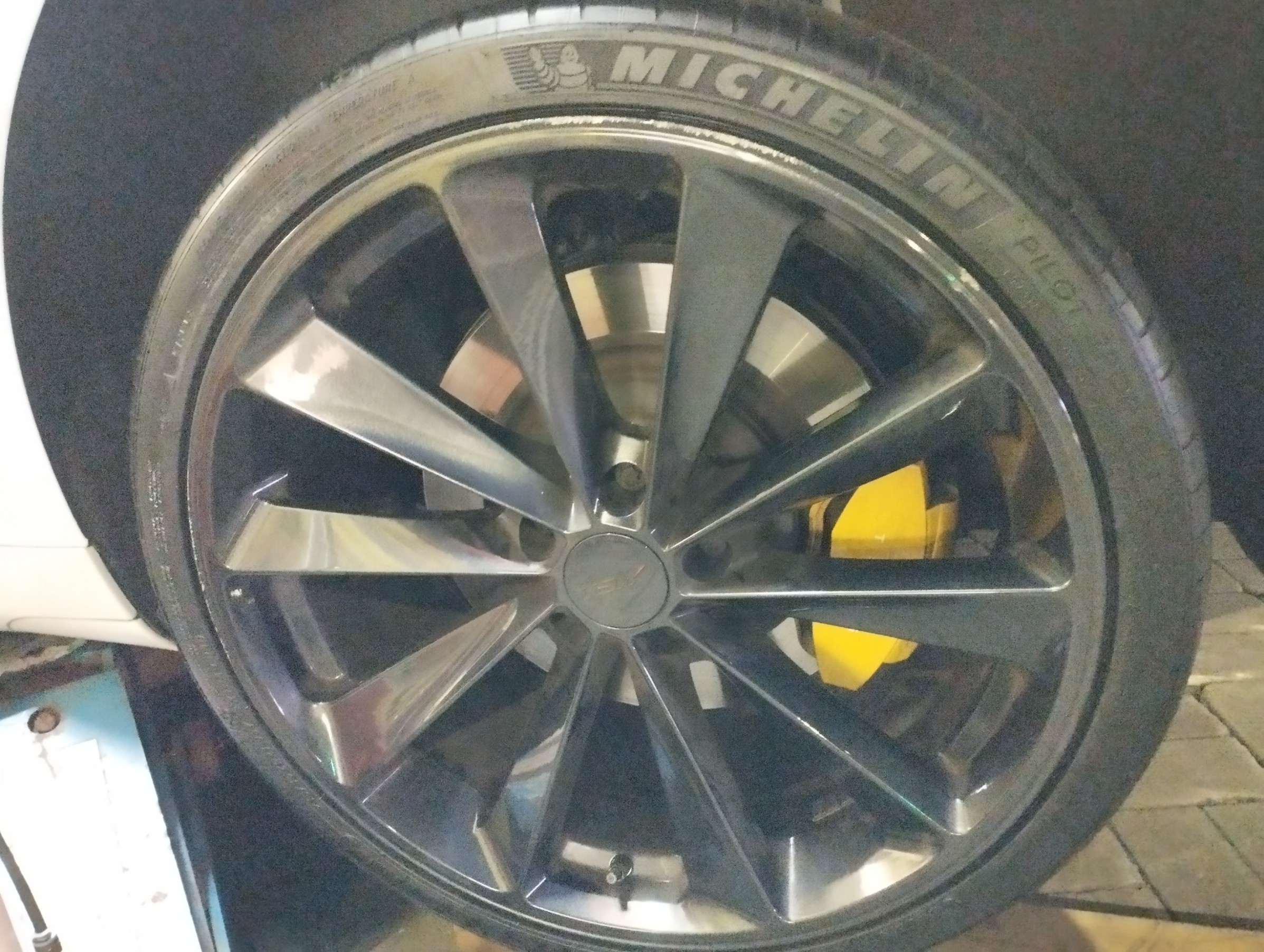 テスラ モデルS タイヤ交換 ━(ﾟ∀ﾟ)━! | テスラ モデルS タイヤ