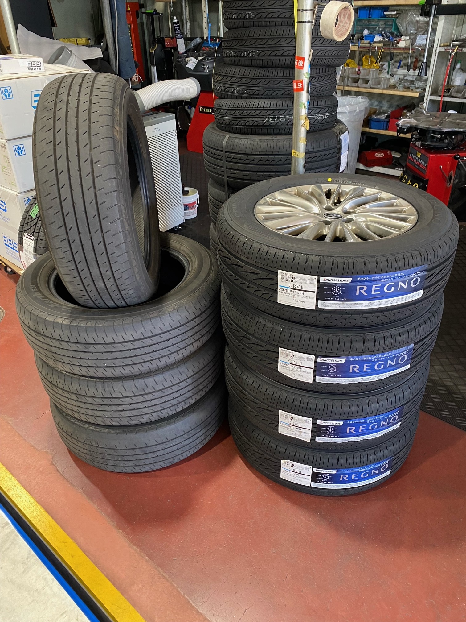左側は外したタイヤ、右側は新しくしたREGNO
