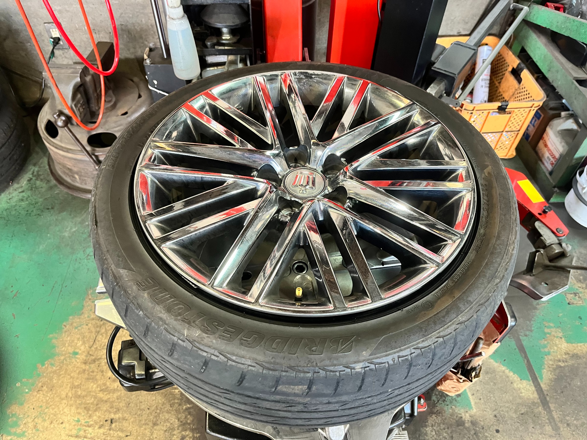 【美品】クラウンタイヤ225/45R18 91Wタイヤは新品ホイルは傷ついてます 美品】クラウンタイヤ225/45R18 91Wタイヤは新品ホイルは傷つい