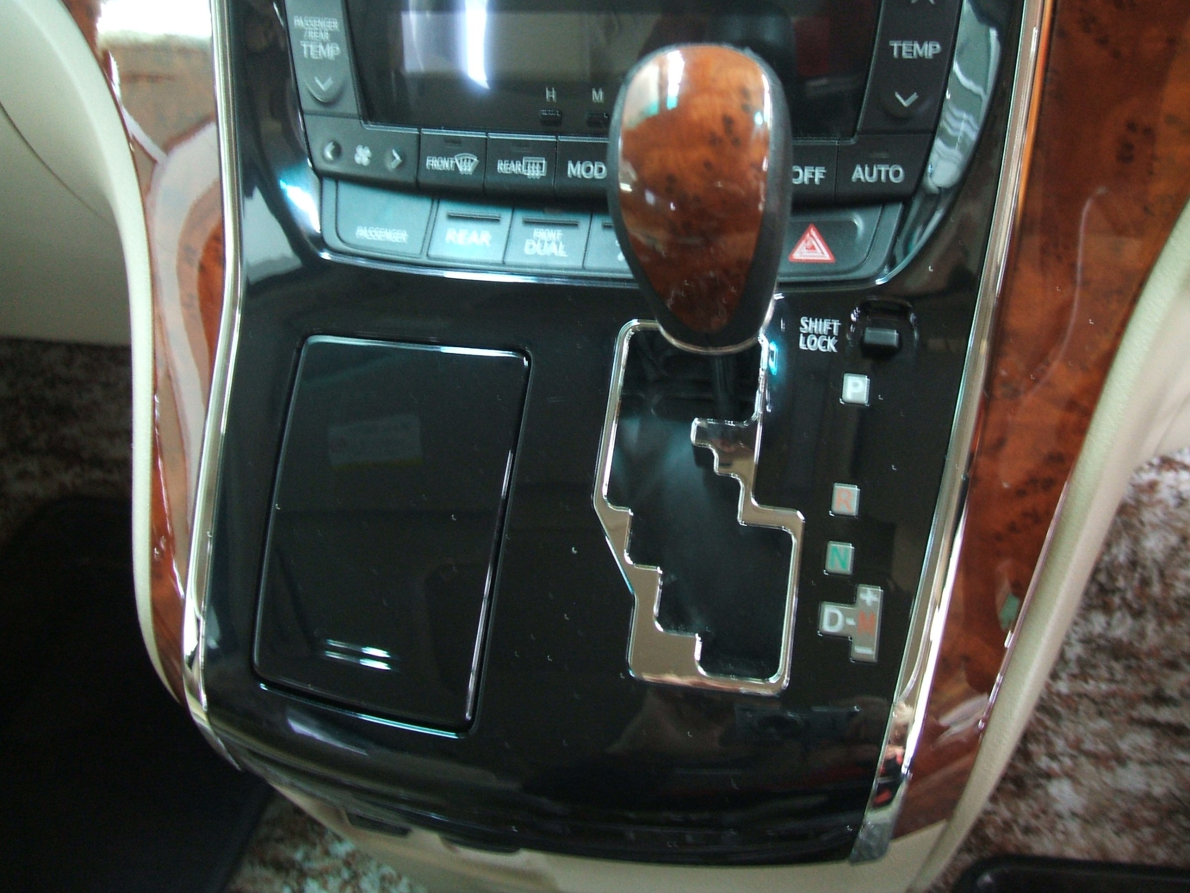 ヴェルファイアを Ledで ドレスアップ トヨタ ヴェルファイア その他 スタッフ日記 ミスタータイヤマン 岡谷 長野県のタイヤ カー用品ショップ ブリヂストンのタイヤ専門店