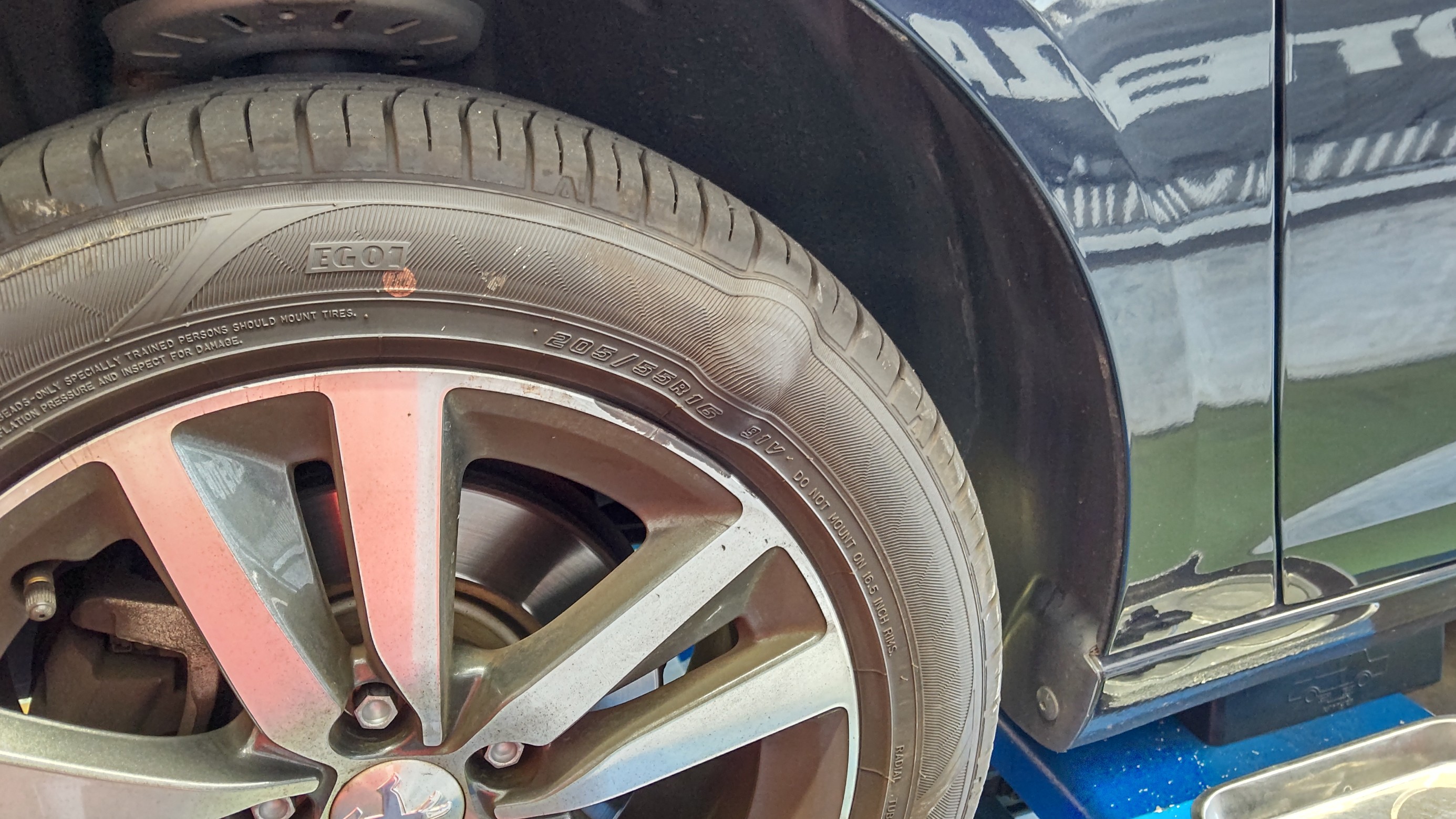 すぐに気づく大きなコブ