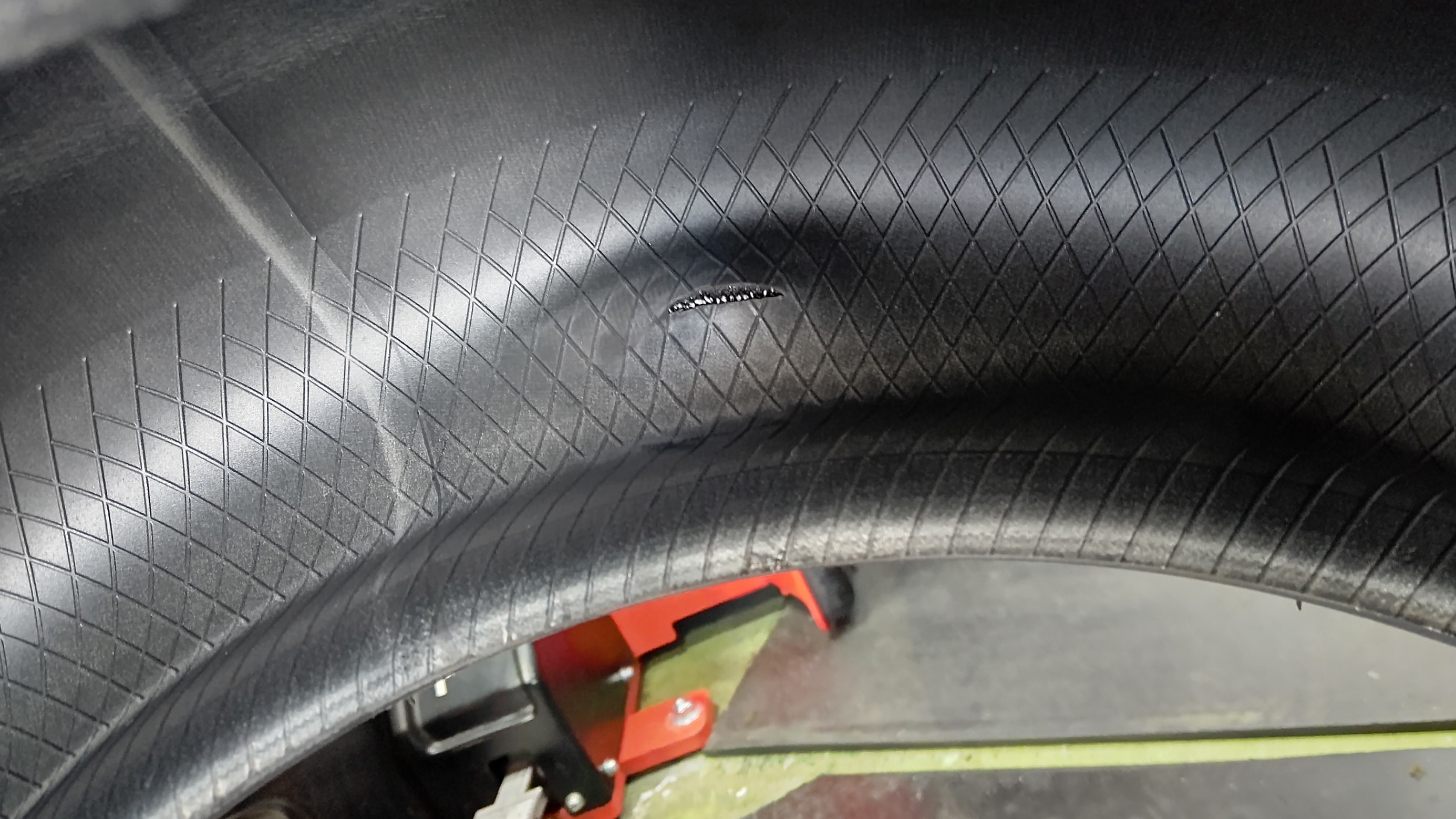 内側に大きな傷が