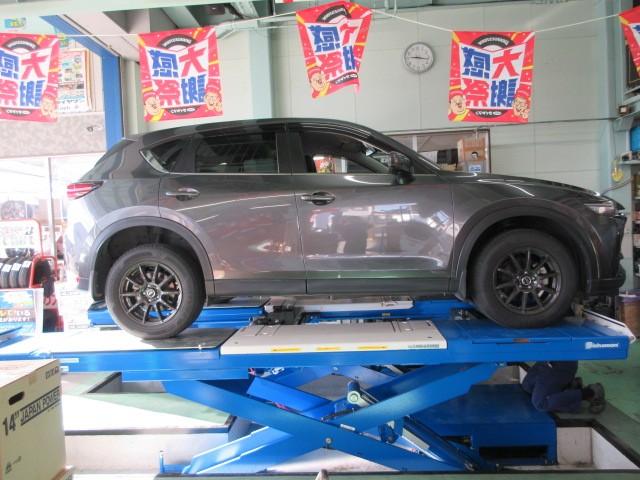 CX-5/ノートにスタッドレスタイヤ・ベンツBクラスのバッテリー交換 