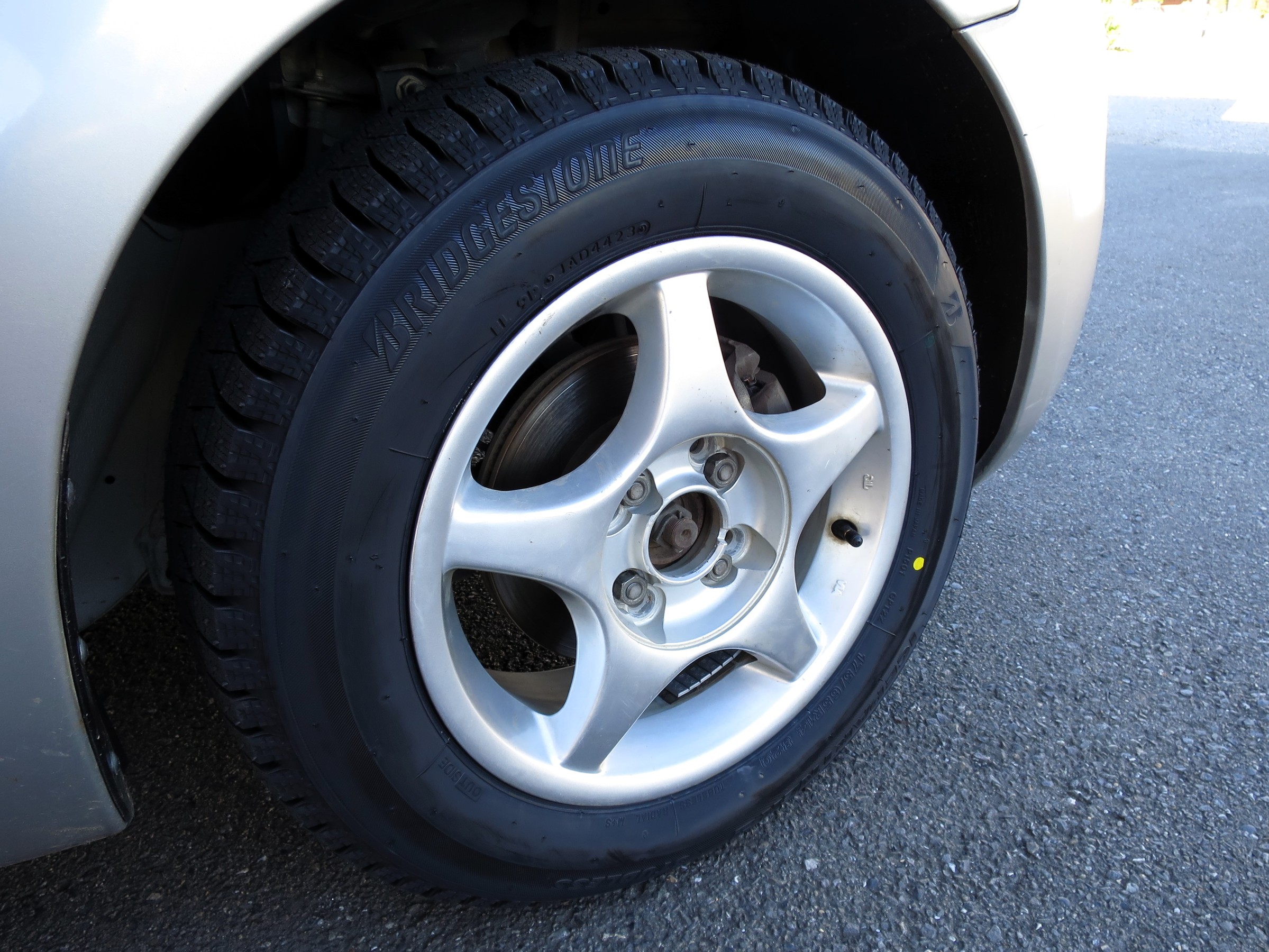 日産 ノートにBRIDGESTONE ICE PARTNER2を装着 | 日産 ノート タイヤ 