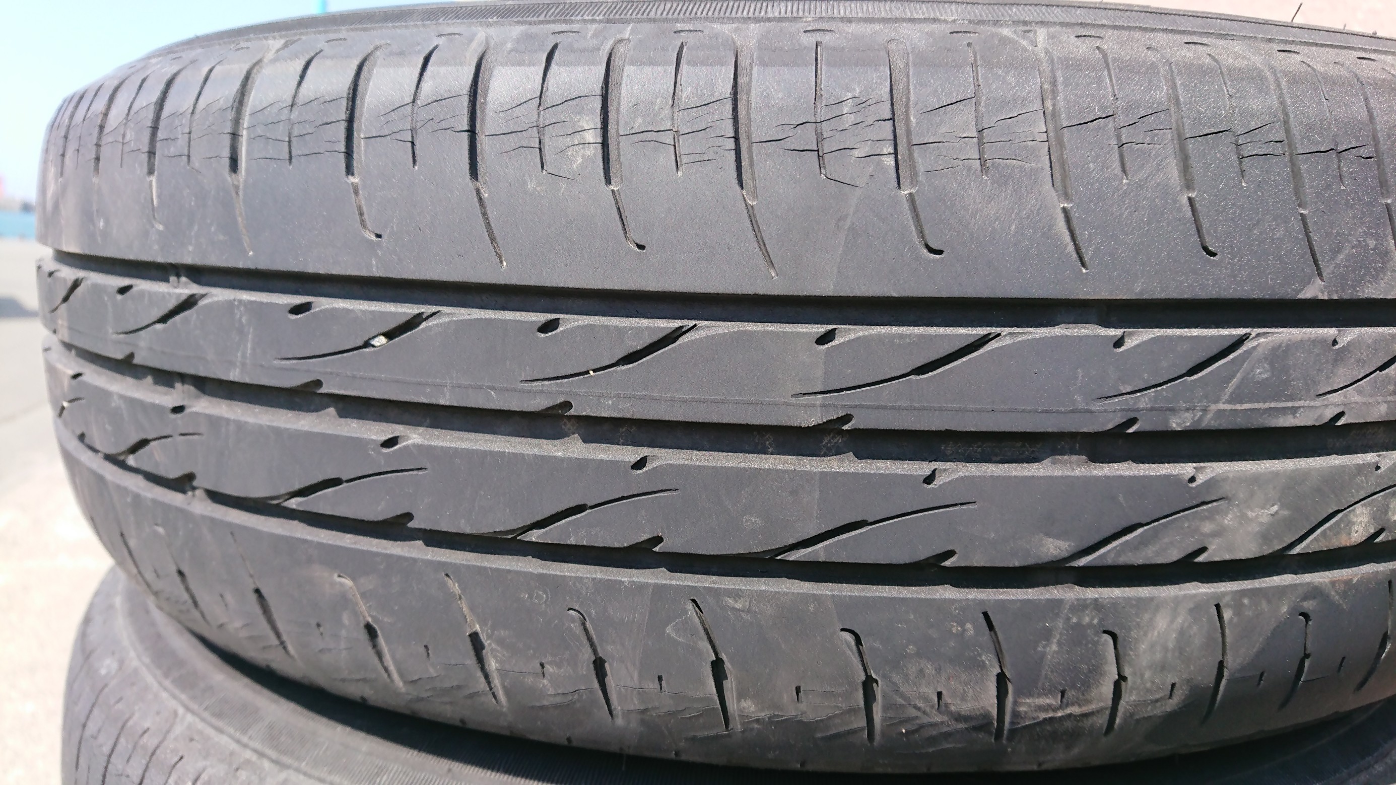 タイヤのひび割れにはご注意くださいませ ホンダ フィット タイヤ タイヤ ホイール関連 アライメント調整 彰の営業日誌 ミスタータイヤマン 広尾 北海道のタイヤ カー用品ショップ ブリヂストンのタイヤ専門店