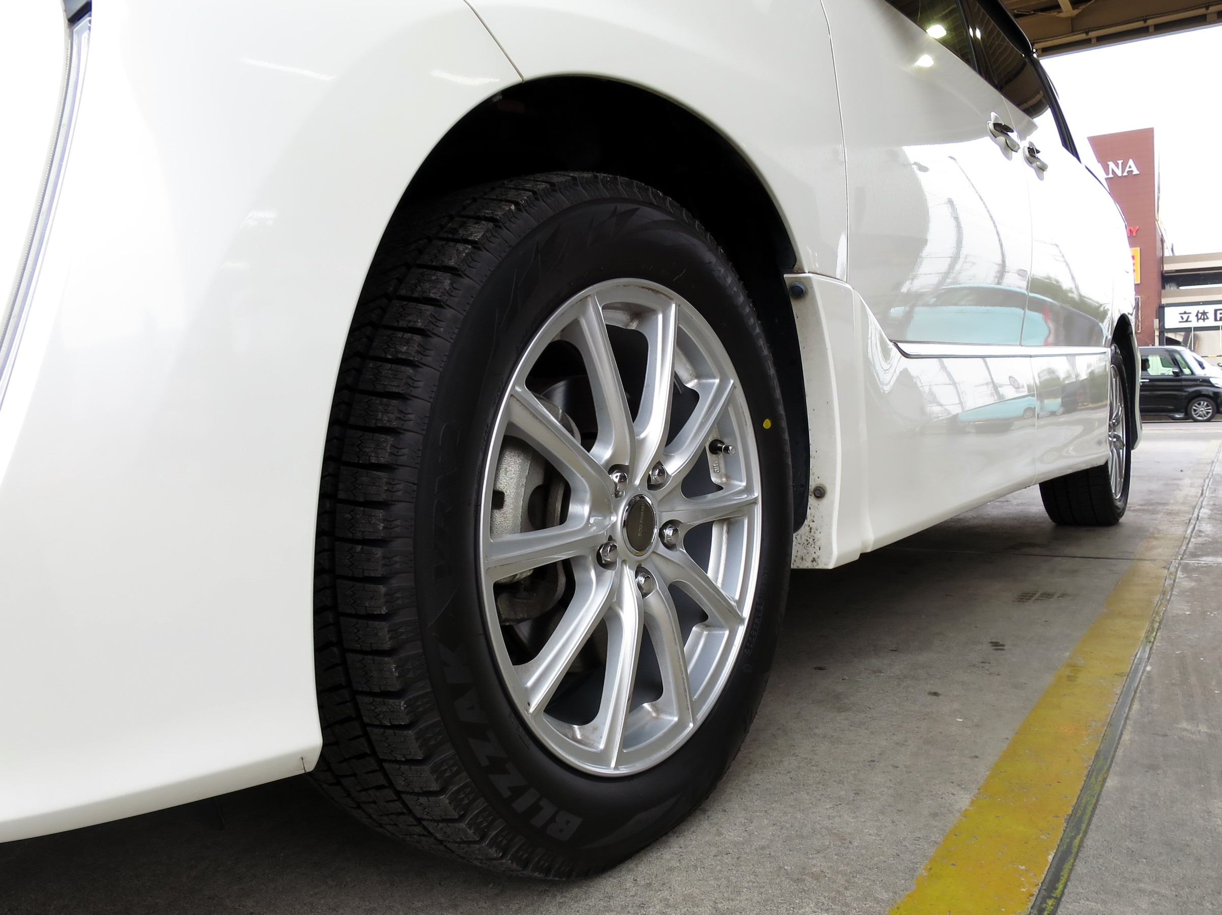 トヨタ エスティマにBRIDGESTONE BIZZAK VRX2を装着 | トヨタ