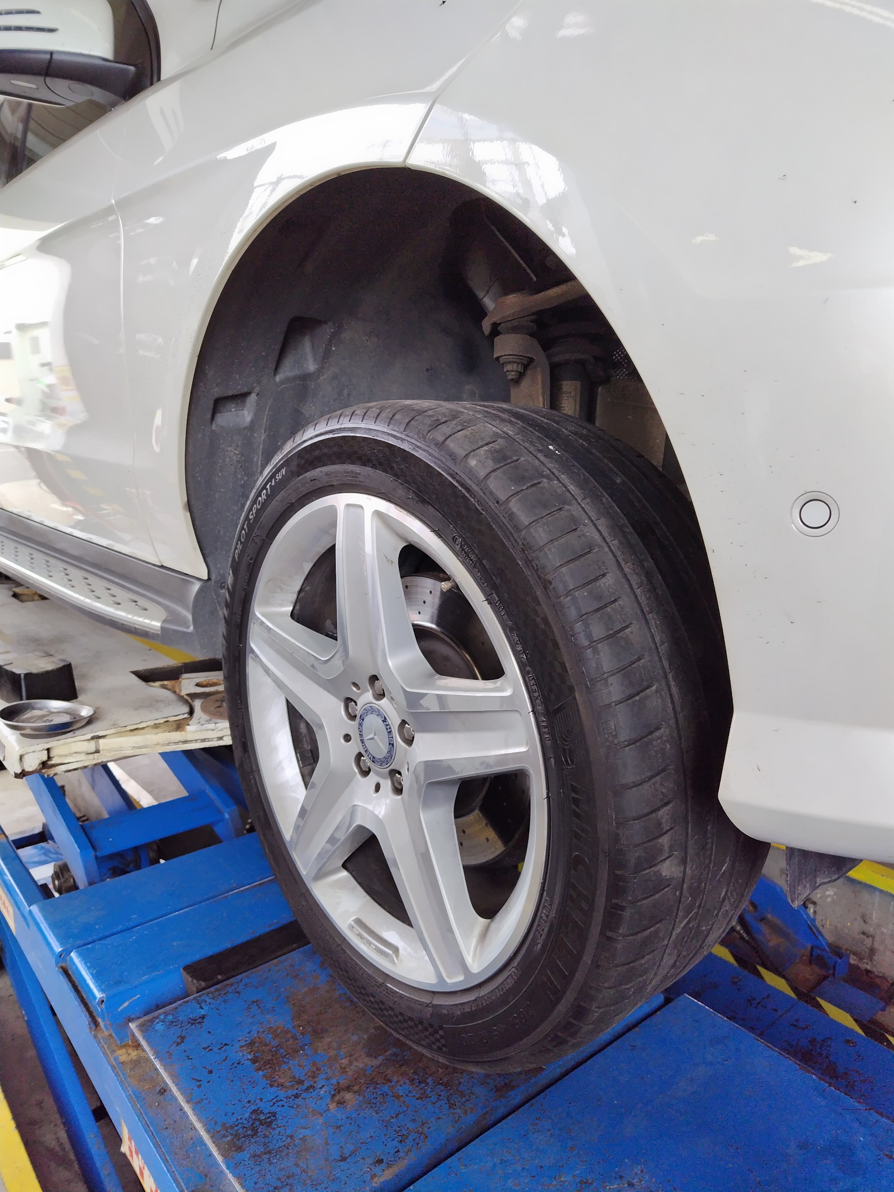 ベンツML350タイヤ交換！！とにかく、デカくて重い…(￣▽￣;) | タイヤ
