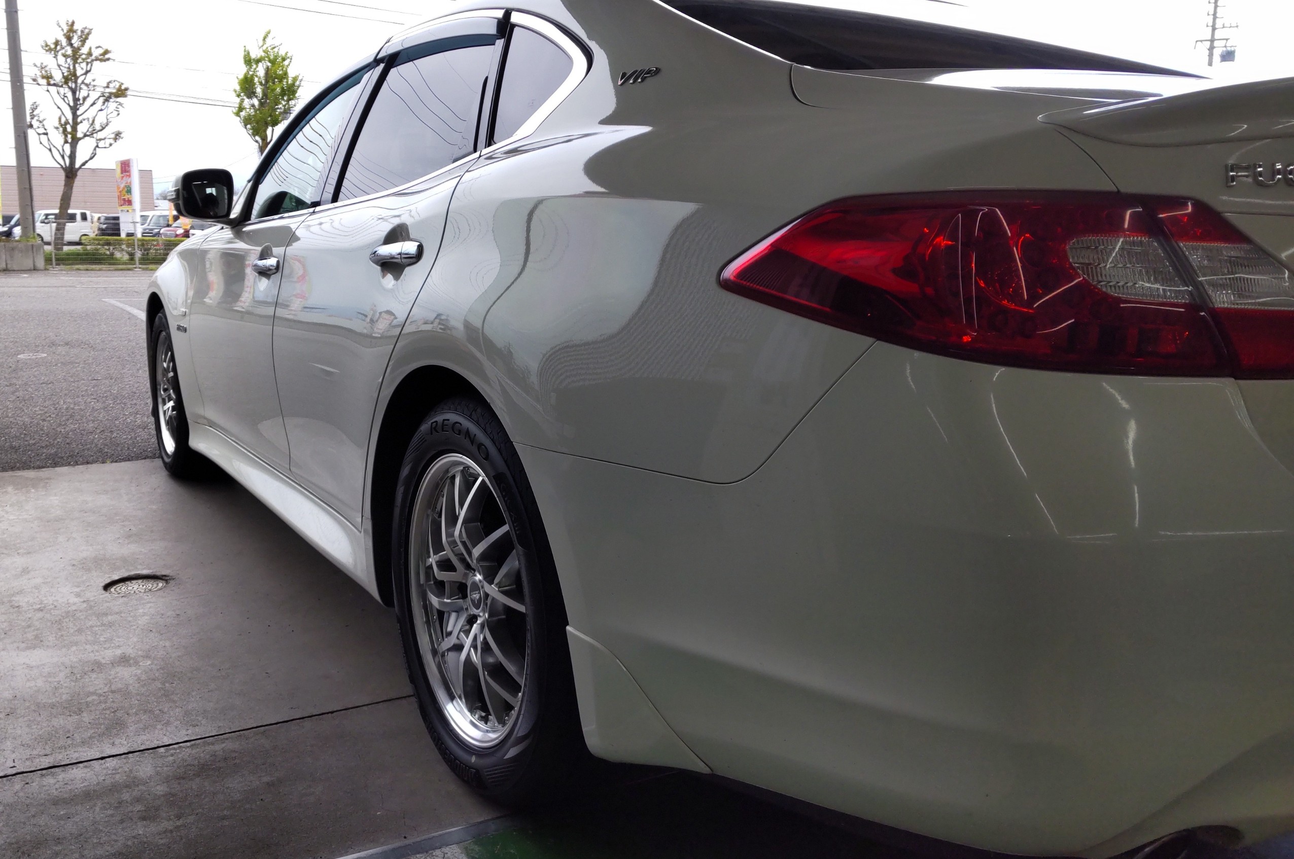 フーガ ️レグノ GRXⅢ ️ドルフレン・ゴディオ 日産 フーガ タイヤ タイヤ・ホイール関連 > 乗用車用タイヤ交換 技術