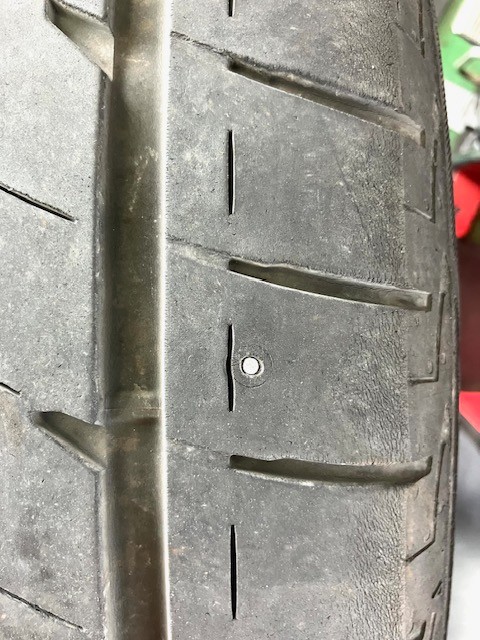 ドリルの刃が刺さってパンクしたタイヤ | トヨタ アルファード タイヤ