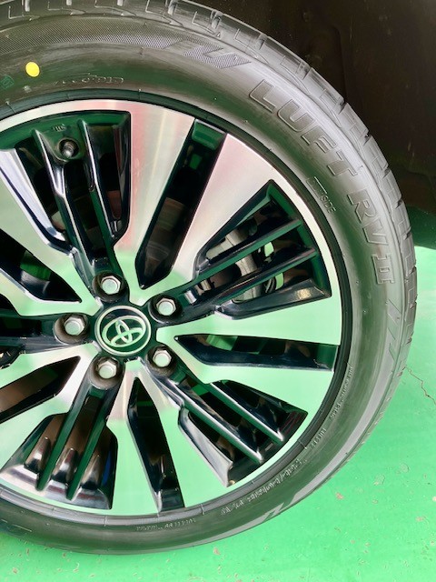 後部タイヤが、パンクしています。 車】気が付いたら左後輪がパンクしていた。 - カメラと酒、時々クルマ