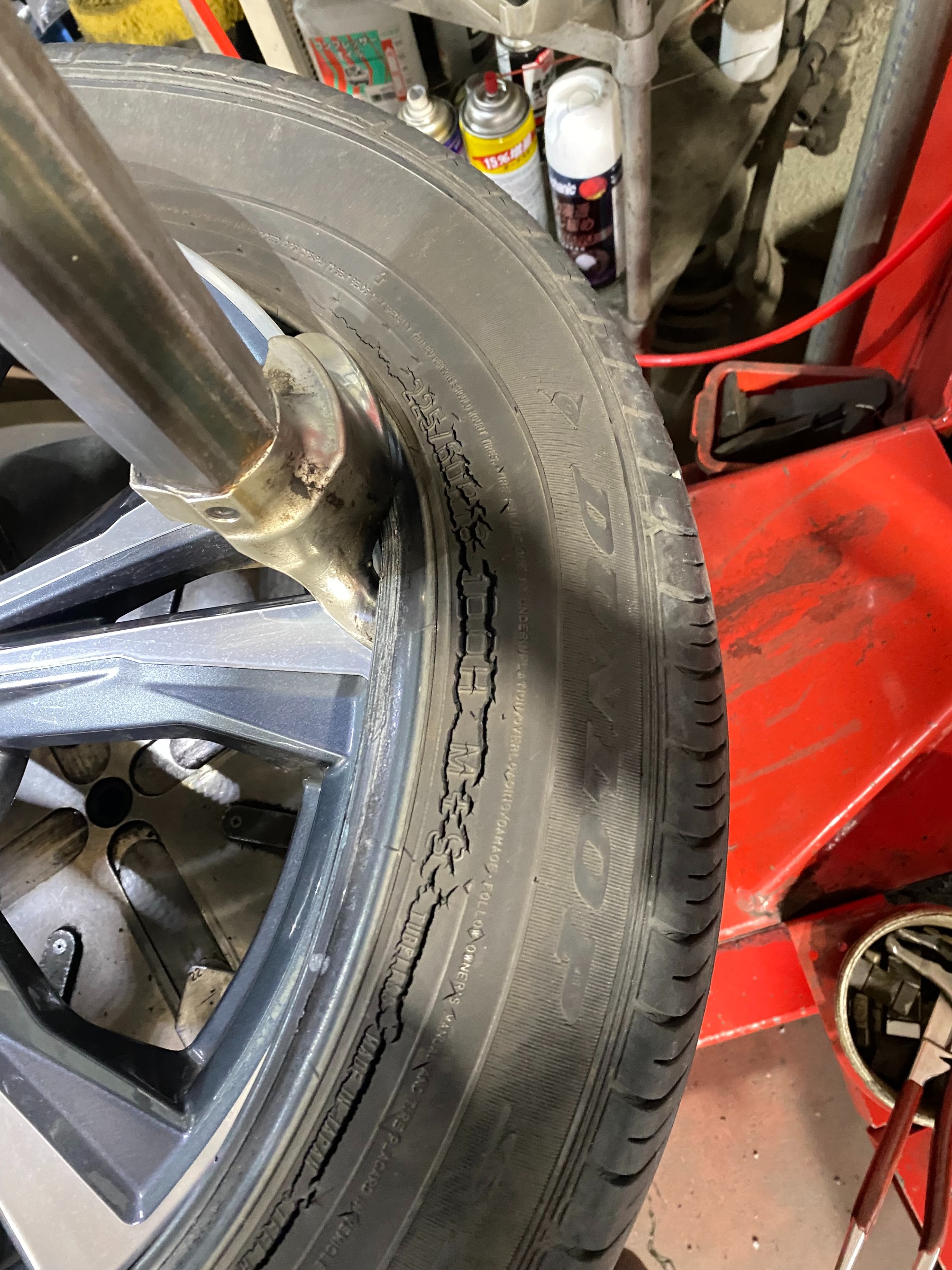 タイヤにひび割れ、ありませんか？タイヤ交換オススメします。 | 日産