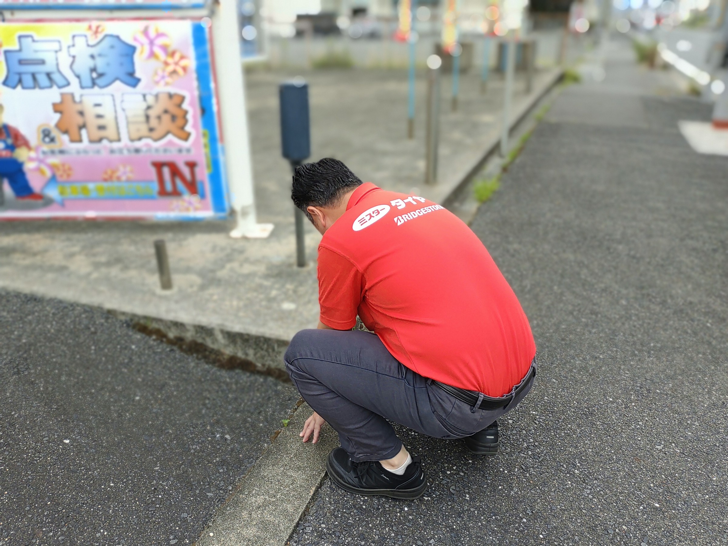 草取りをしているスタッフ