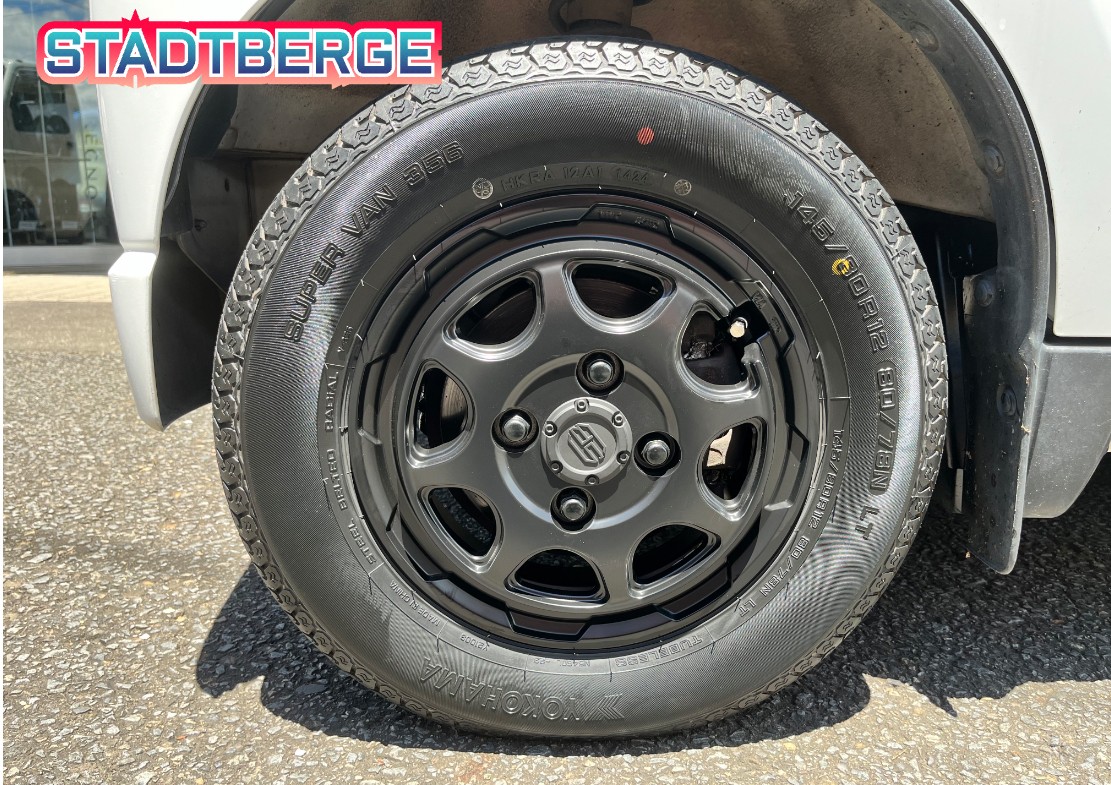 ② なんでんかんでん屋　スズキ　同時購入専用品　タイヤホイール 新車外し品】トヨタ ランドクルーザー 300 ZX 純正 20in 8J+60
