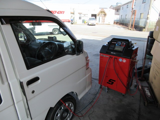 ハイゼットジャンボにエアコンガスクリーニング・アルト／レガシー