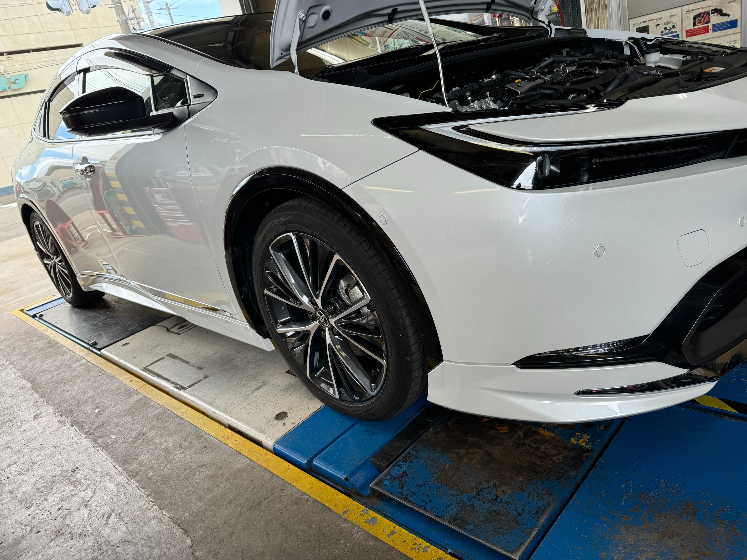 新型プリウスさん、納車直行で足下げと新調ホイールセットお