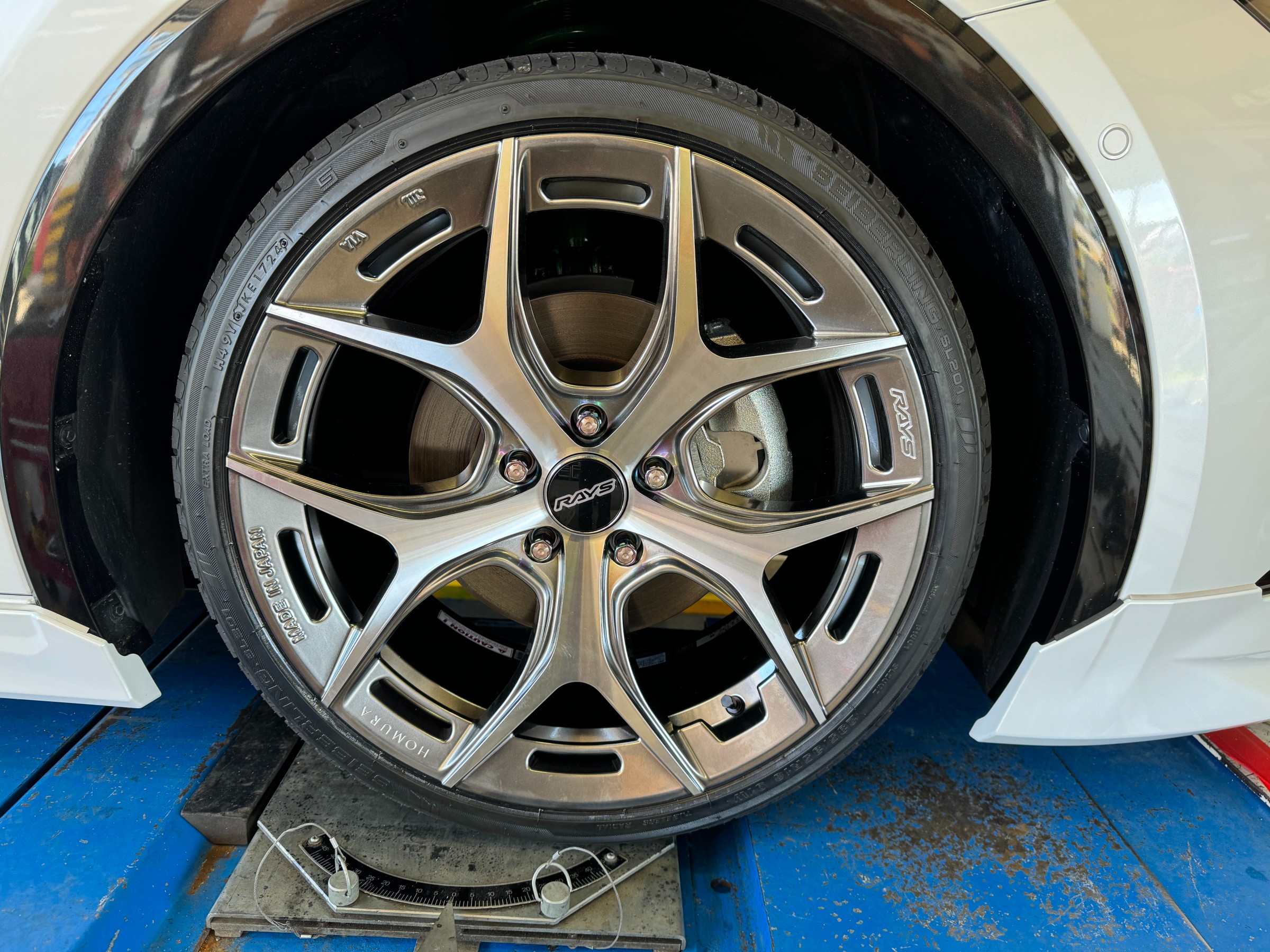 新型プリウスさん、納車直行で足下げと新調ホイールセットお