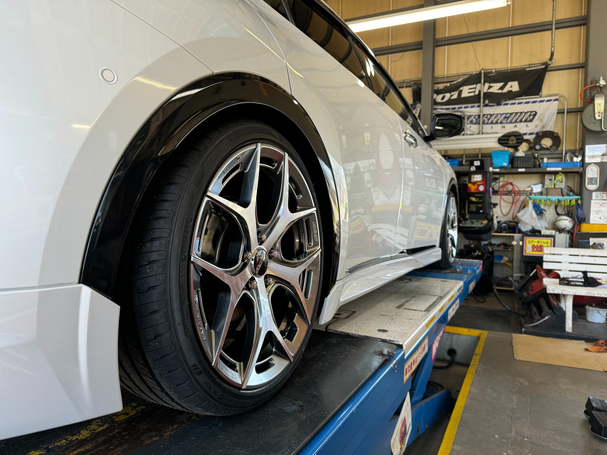 新型プリウスさん、納車直行で足下げと新調ホイールセットお 新型プリウスさん、納車直行で足下げと新調ホイールセットお