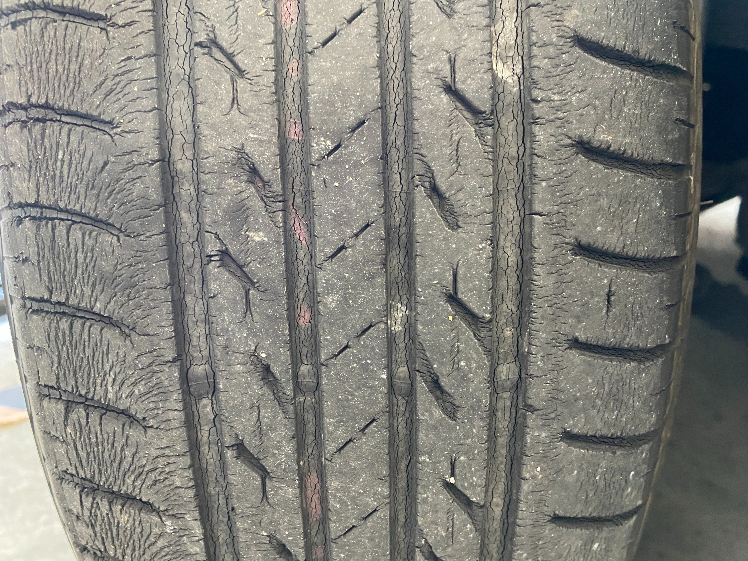 タイヤのヒビ割れ、これって大丈夫？ | タイヤ タイヤ・ホイール関連