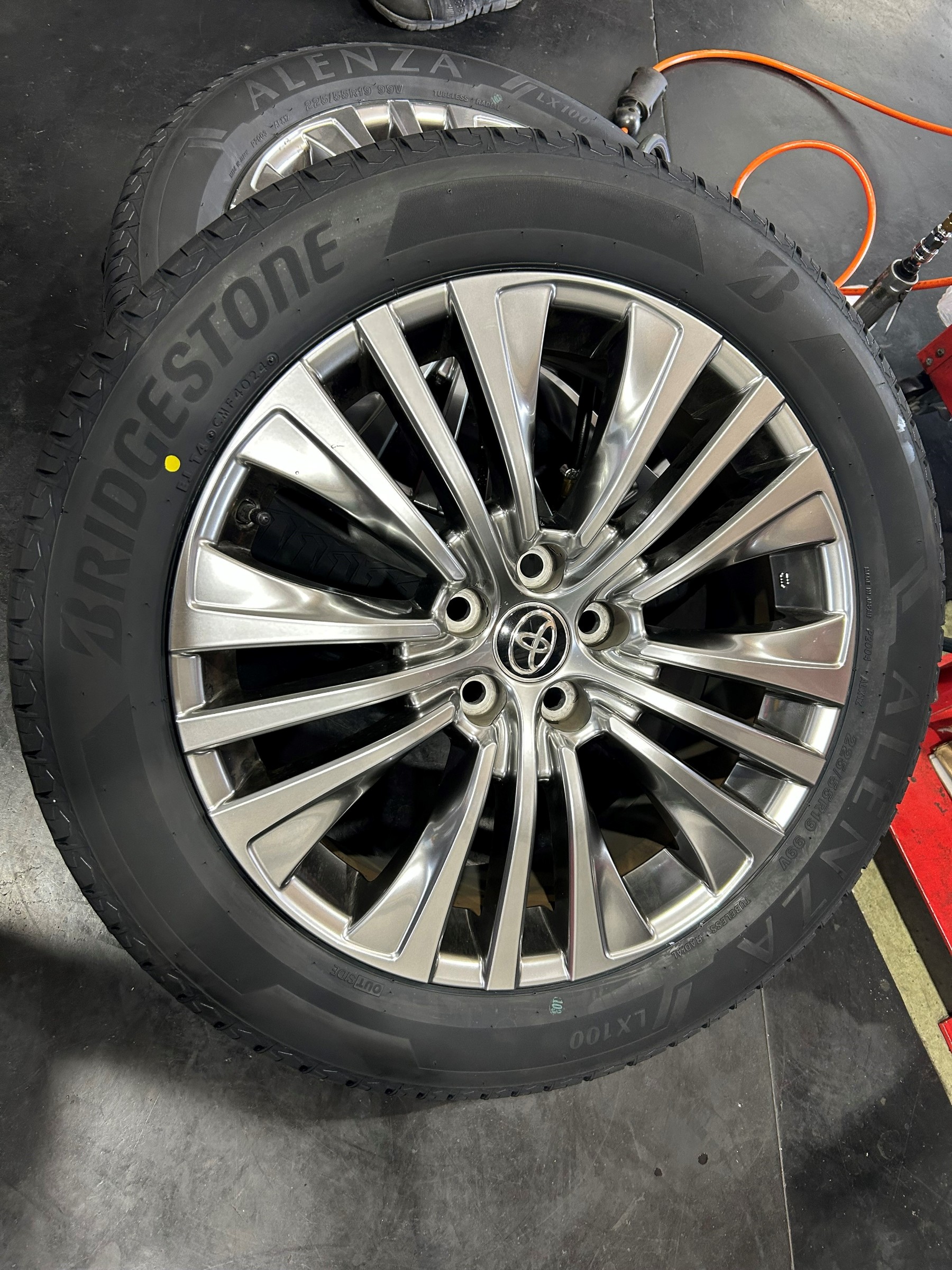 程度良好品】ブリヂストン アレンザ ALENZA LX100 225/65R17 4