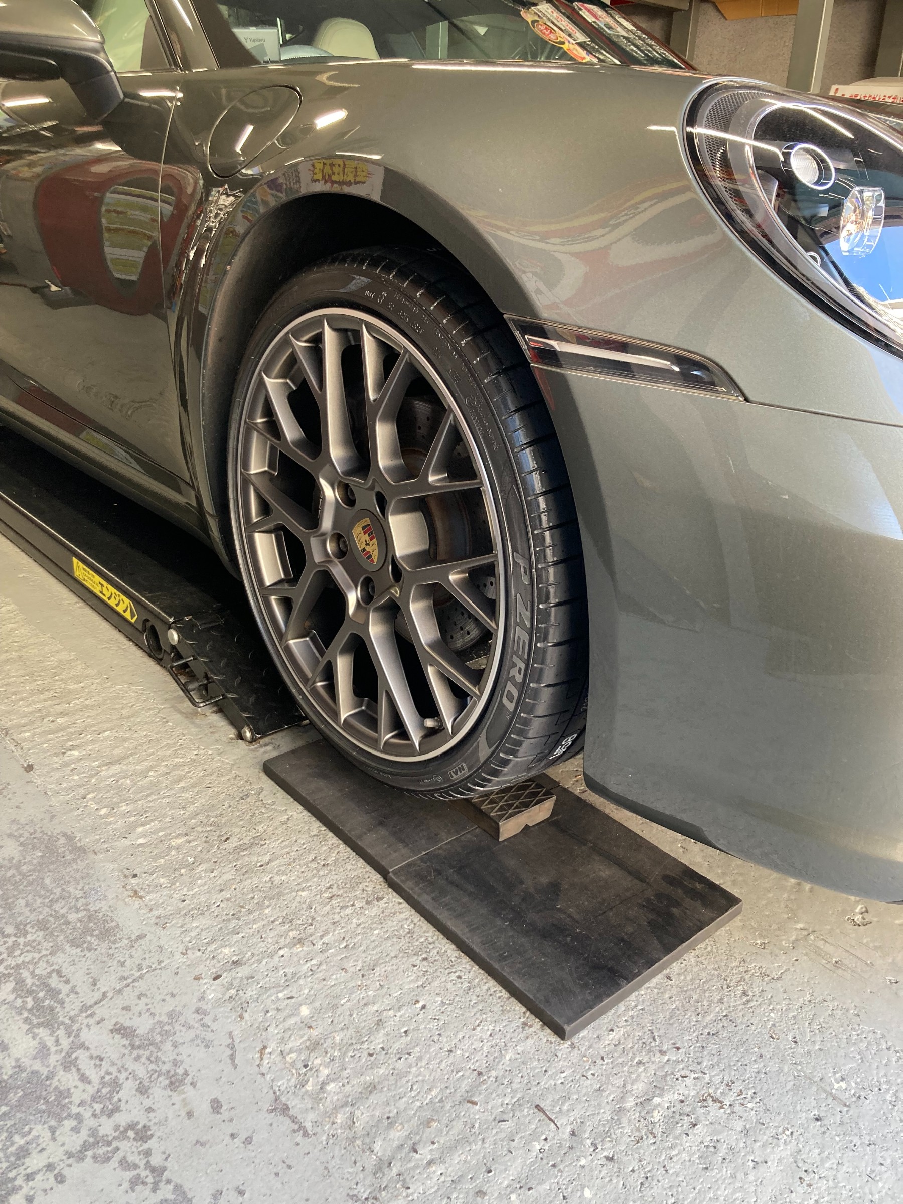 ポルシェ911(992)カレラ4 タイヤ交換 | ポルシェ 911 | スタッフ