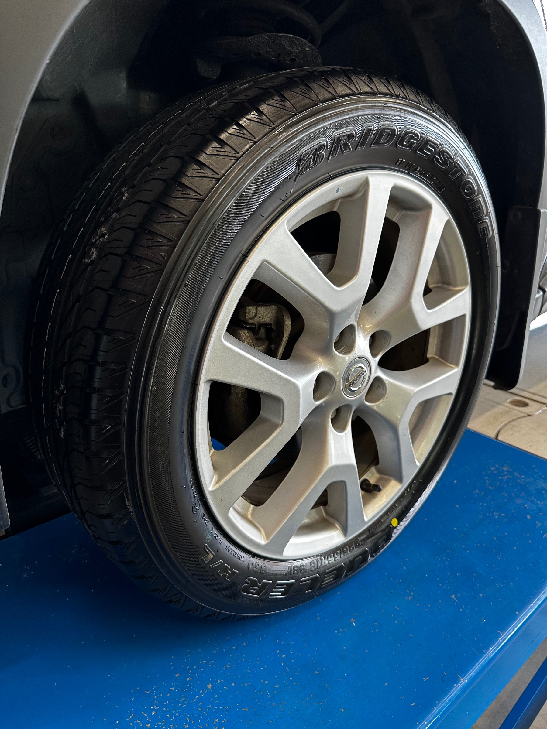 【オプカン バリ山23年製】225/55R18 エクストレイル純正ホイール付 オプカン バリ山23年製】225/55R18 エクストレイル純正ホイール付