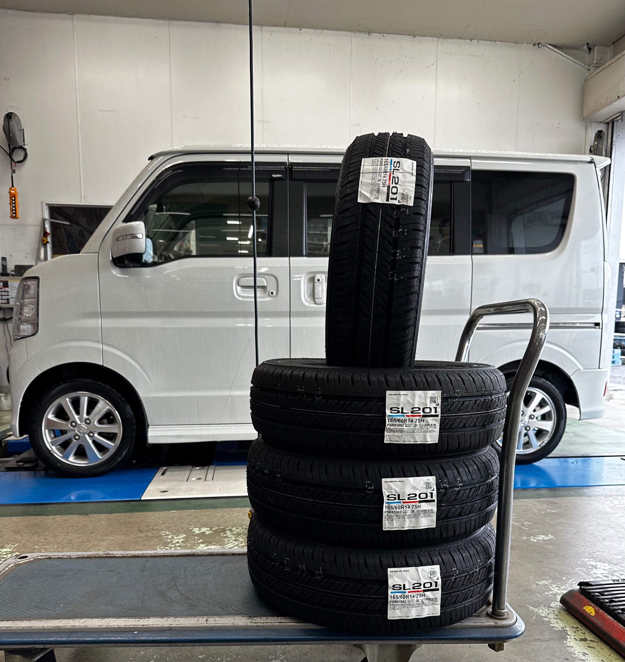 スズキ エヴリイワゴンにセイバーリングSL201 165/60R14を