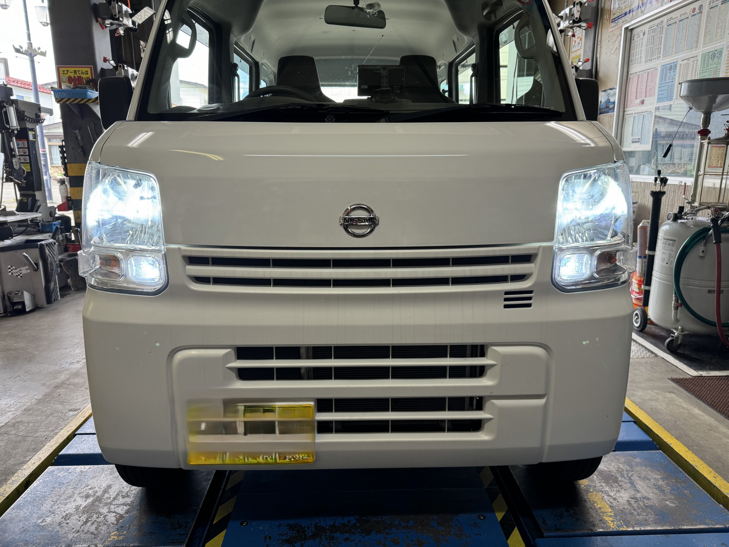 ニッサン　nv100　ヘッドライト 日産NV100、ヘッドライトバルブ＆タイヤホイールチェーンジ