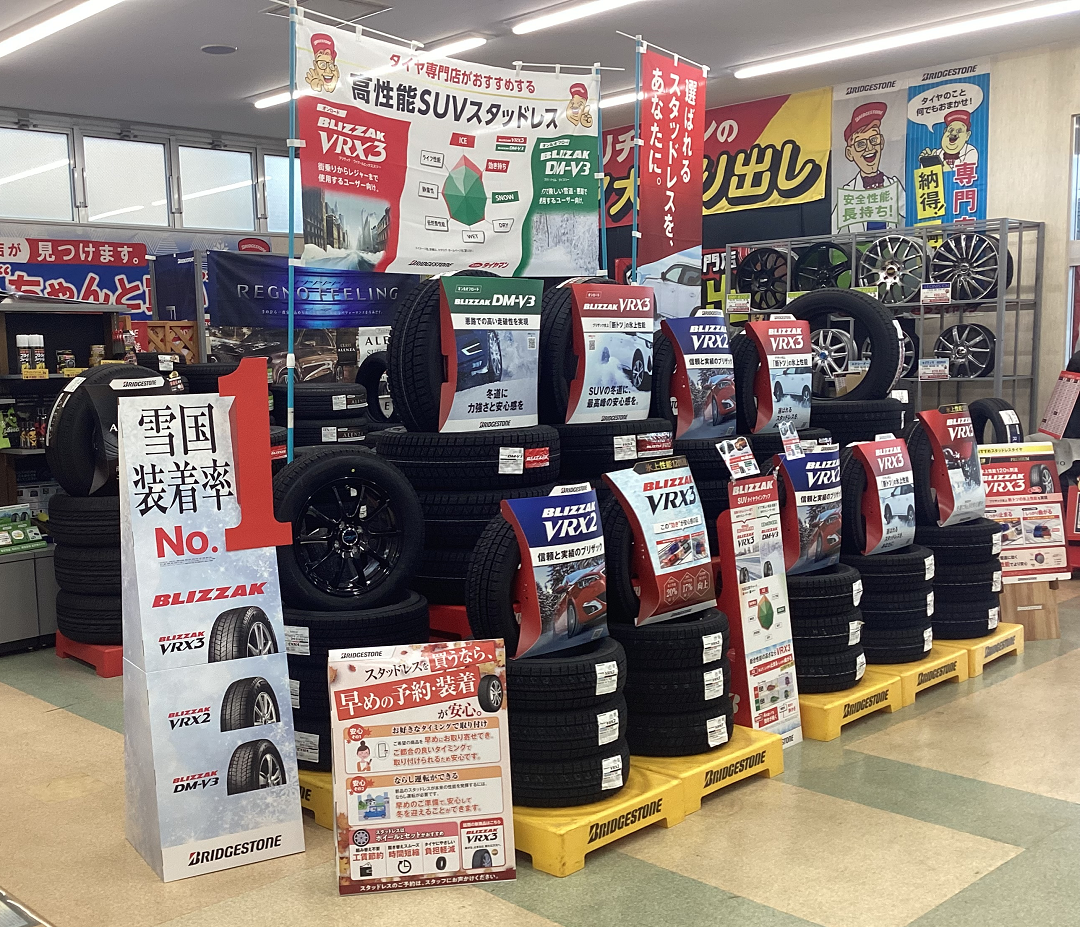 店内スタッドレスタイヤ展示