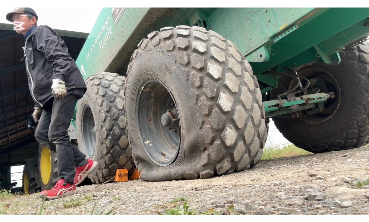 スラリータンカーのパンク修理に出動！！ | タイヤ タイヤ・ホイール