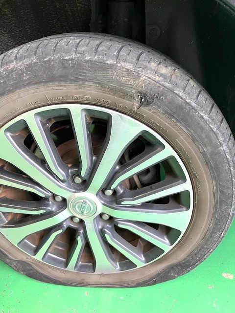 セレナ　タイヤホイール 日産セレナ純正16×6J+45 ブリヂストンタイヤ195/60R16（セレナ