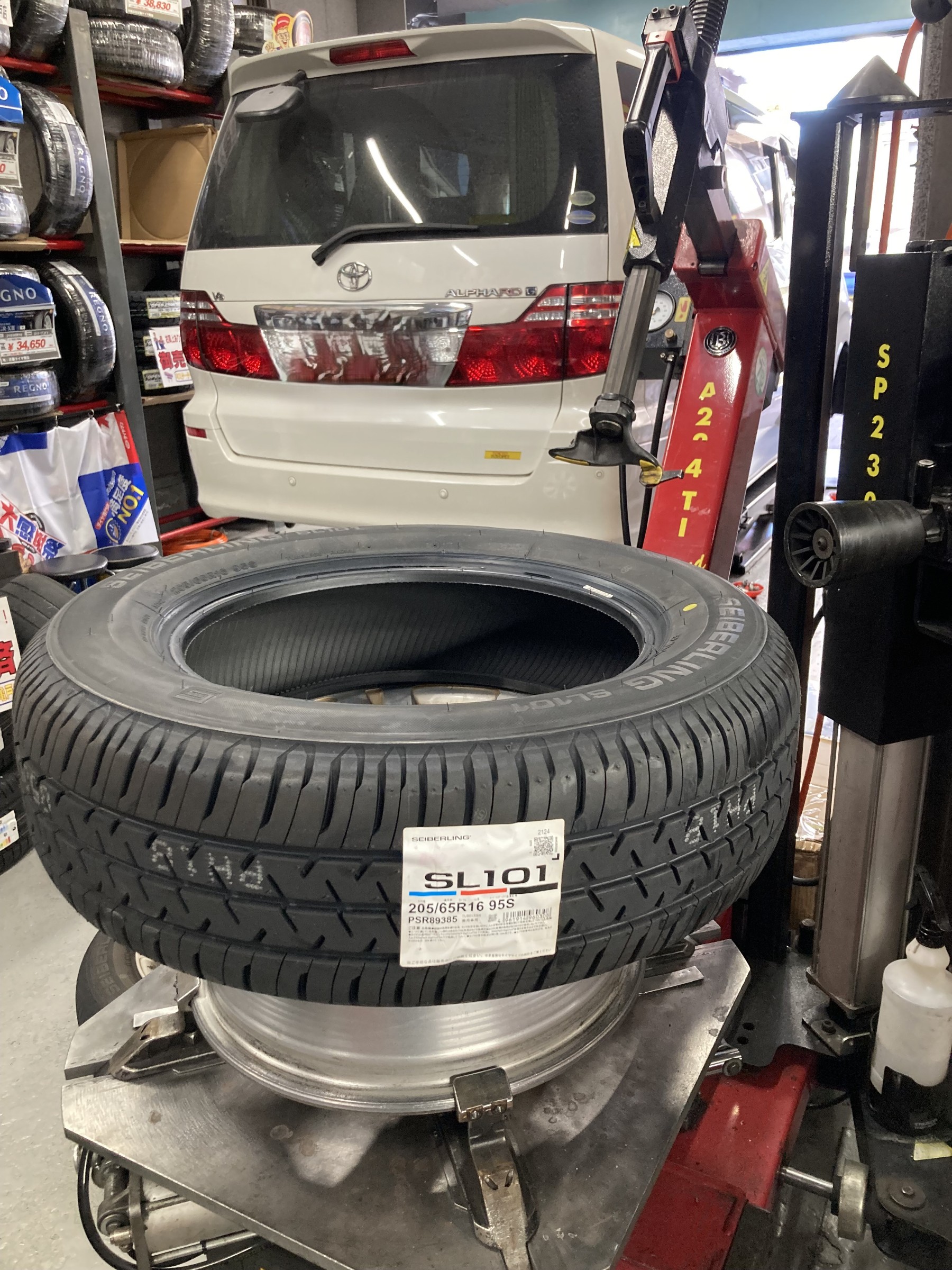 20アルファード タイヤ交換 & ハイエース タイヤホイールSET