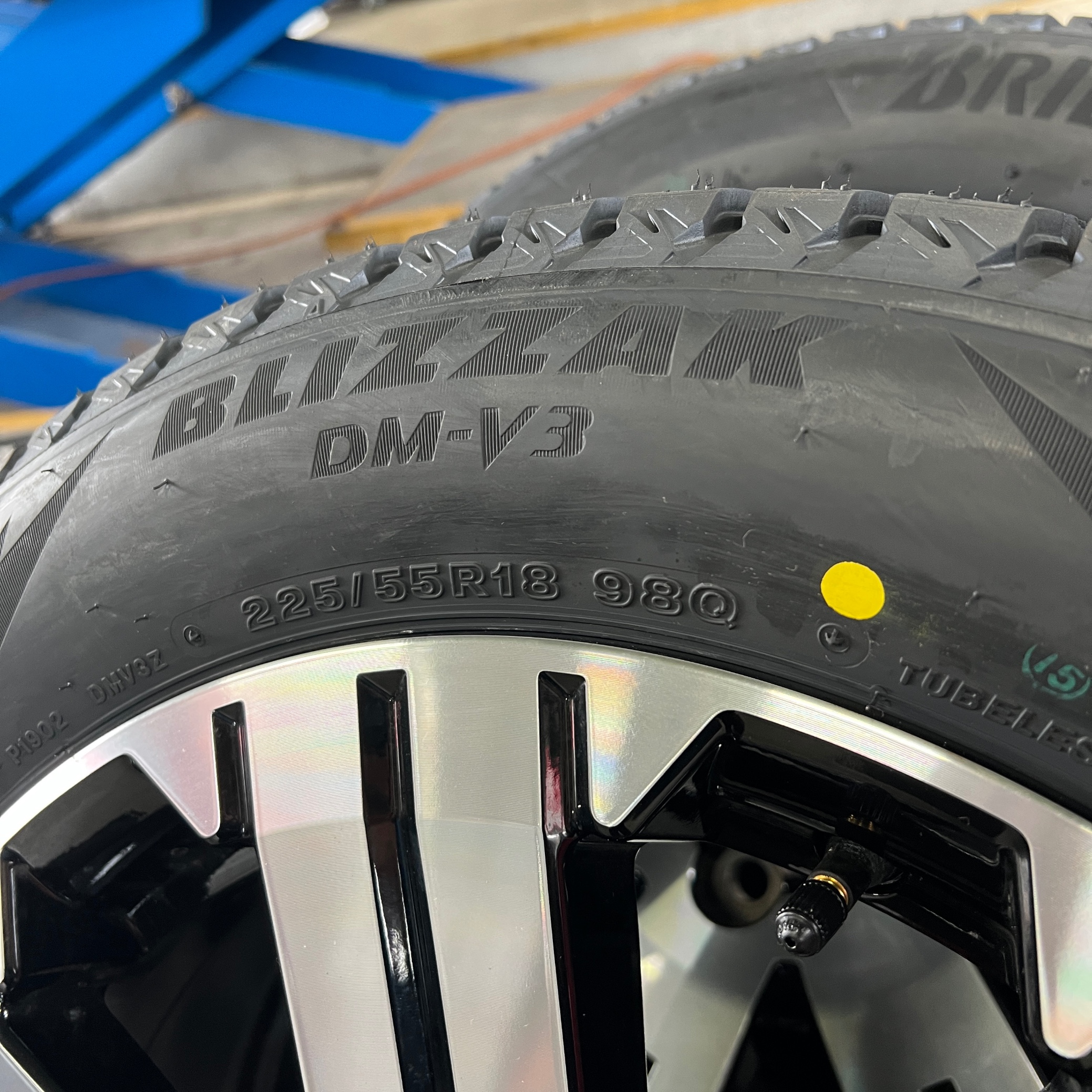 2024年 スタッドレス ミツビシ デリカD5 シャモニー 225/55R18