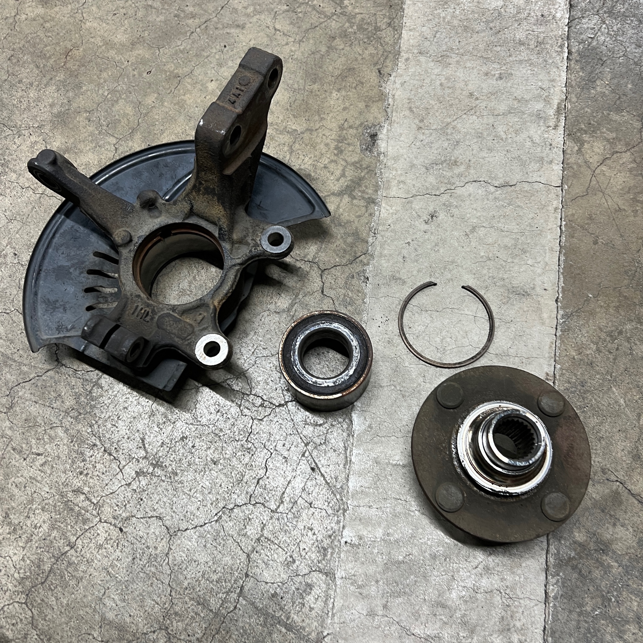 ノート ハブベアリング交換 | 日産 ノート その他 カー用品取付 > 足