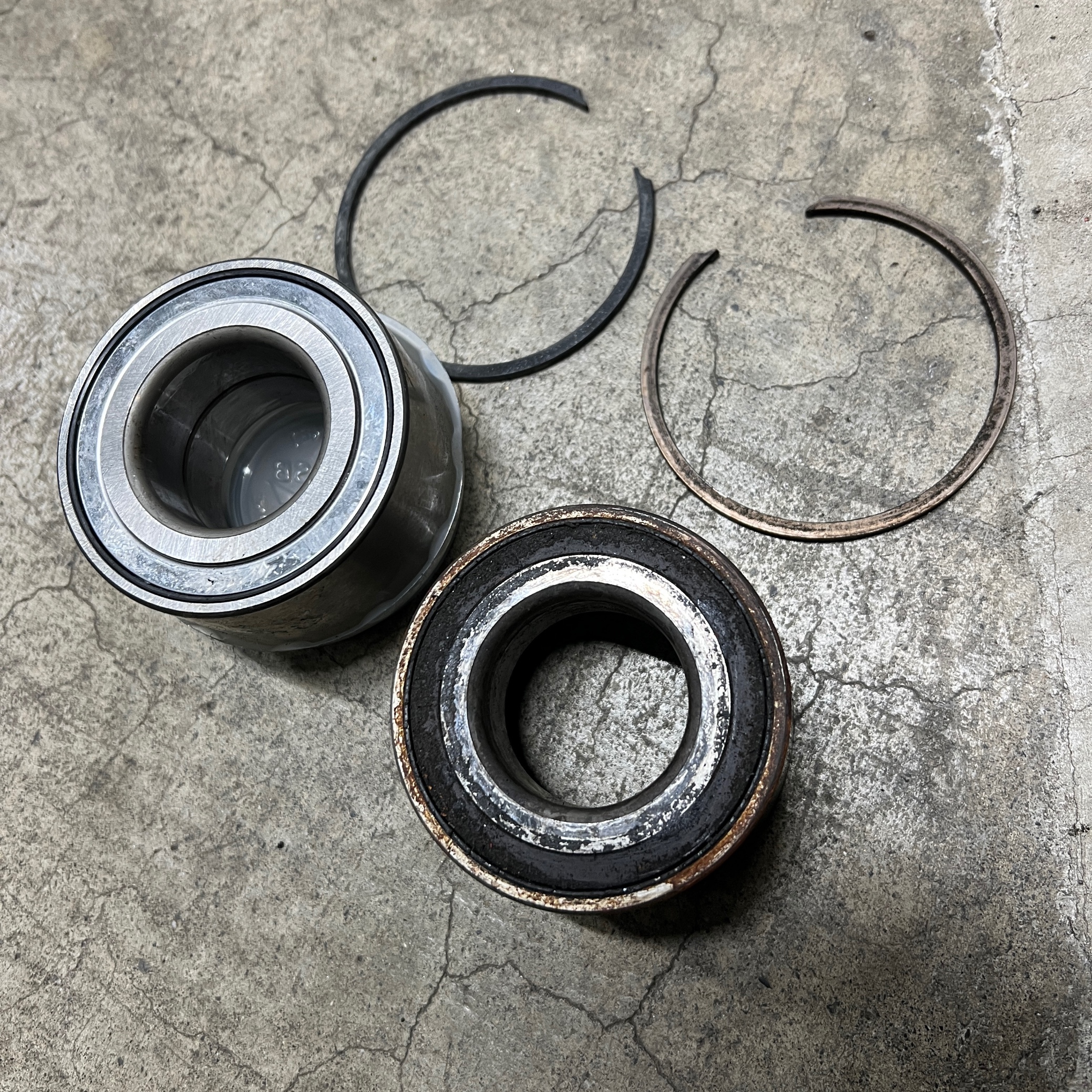 ノート ハブベアリング交換 | 日産 ノート その他 カー用品取付 > 足