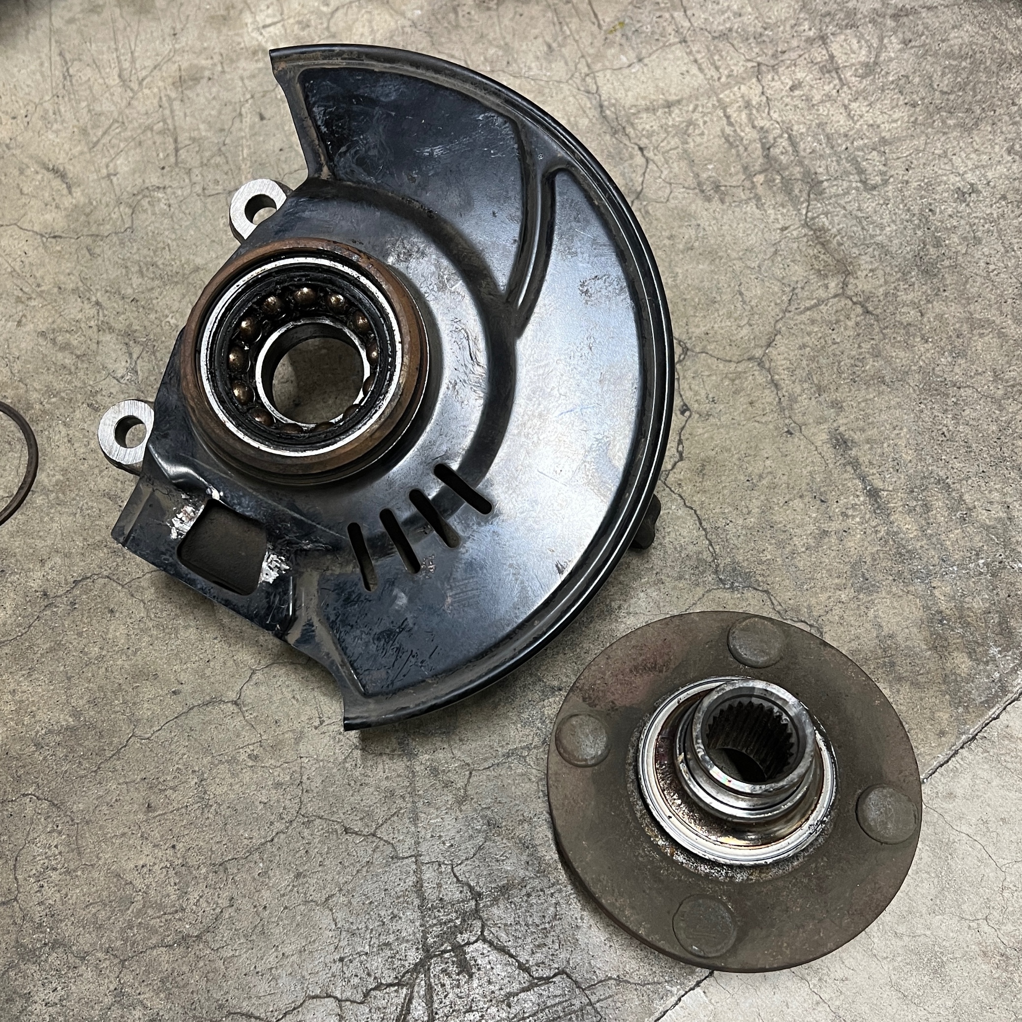 ノート ハブベアリング交換 | 日産 ノート その他 カー用品取付 > 足