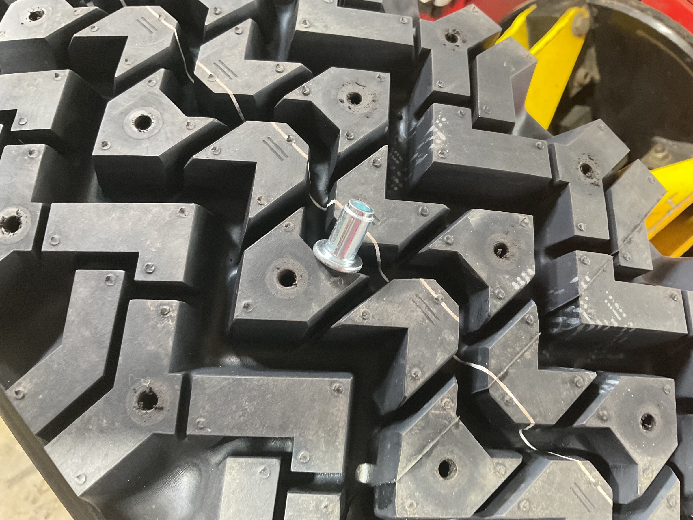 スパイクタイヤの受注依頼 | タイヤ | 技術・サービス | ミスター