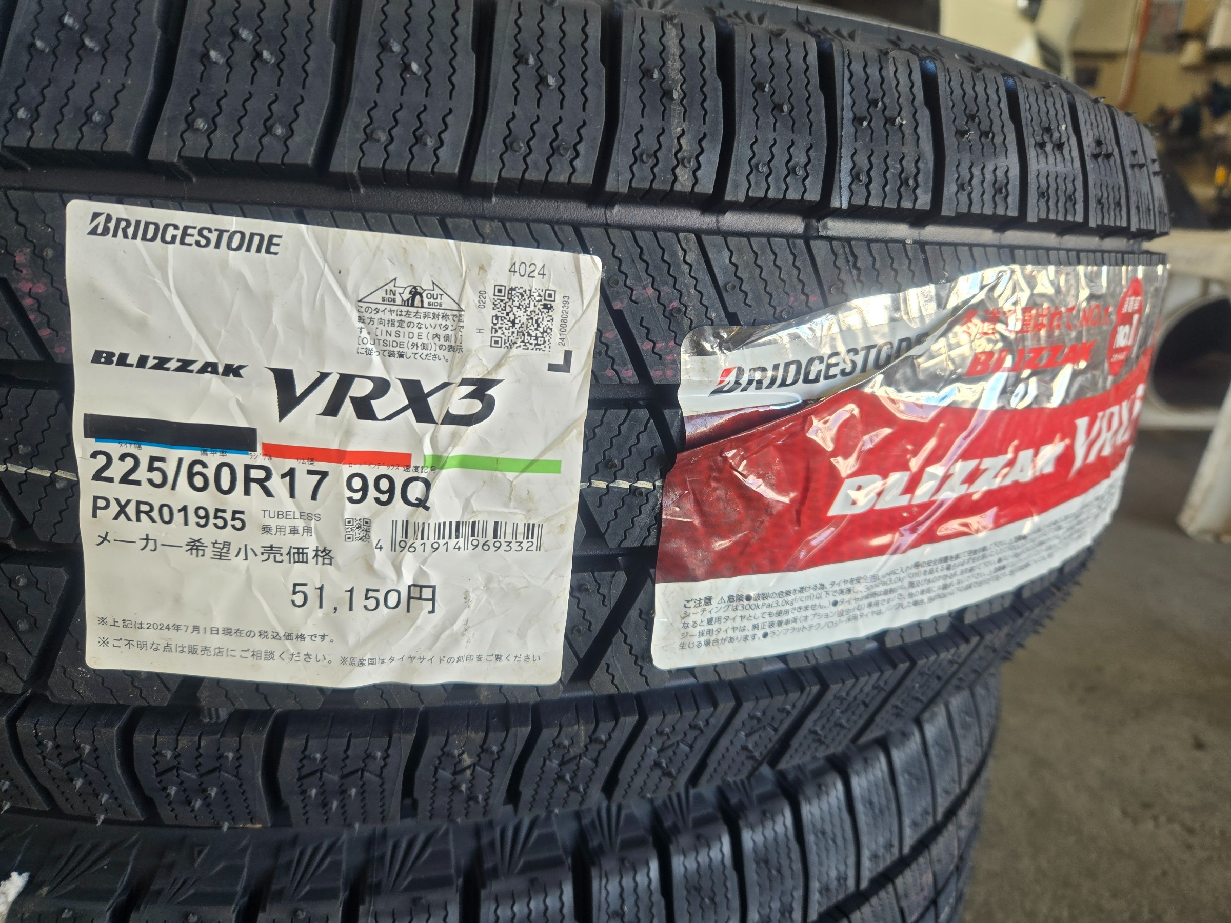 トヨタ アルファード タイヤ交換 | スタッフ日記 | コクピット21世田谷 | 車のカスタマイズにかかわるスタッフより