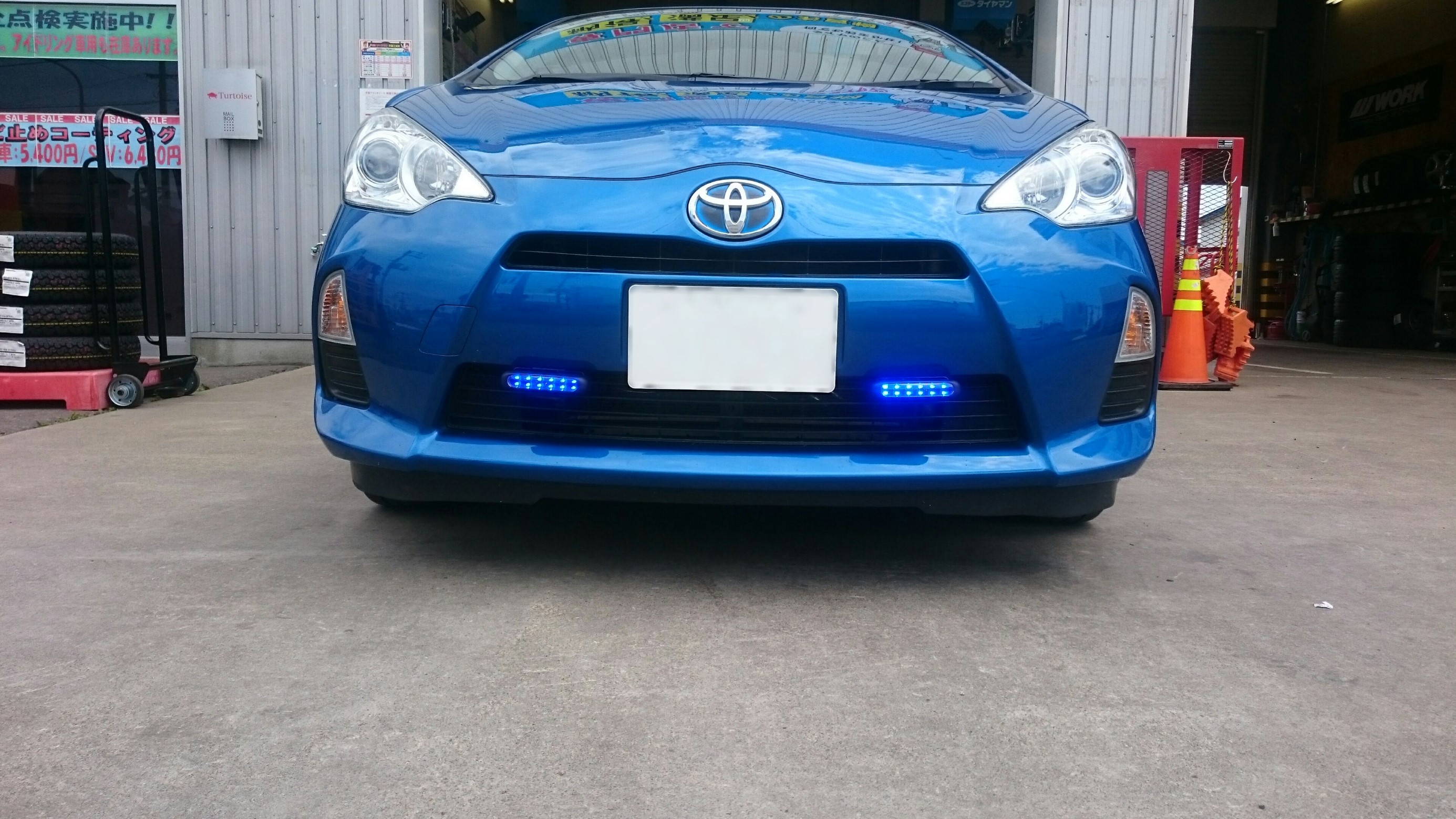 久しぶりの取り付けです アクアにday Time Lighting ディライト トヨタ アクア その他 バッテリー その他メンテナンス関連 バルブ ランプ交換 彰の営業日誌 ミスタータイヤマン 広尾 北海道のタイヤ カー用品ショップ ブリヂストンのタイヤ専門店