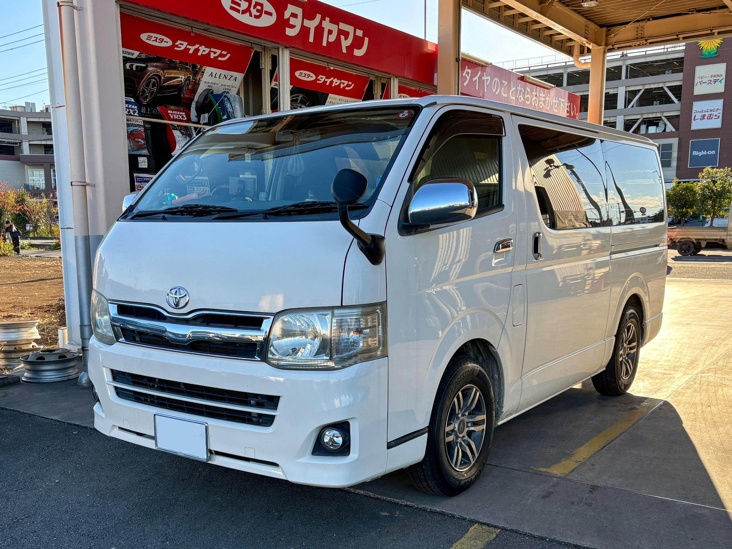 トヨタ ハイエースにブリヂストン ECOPIA R710を装着[タイヤ交換 