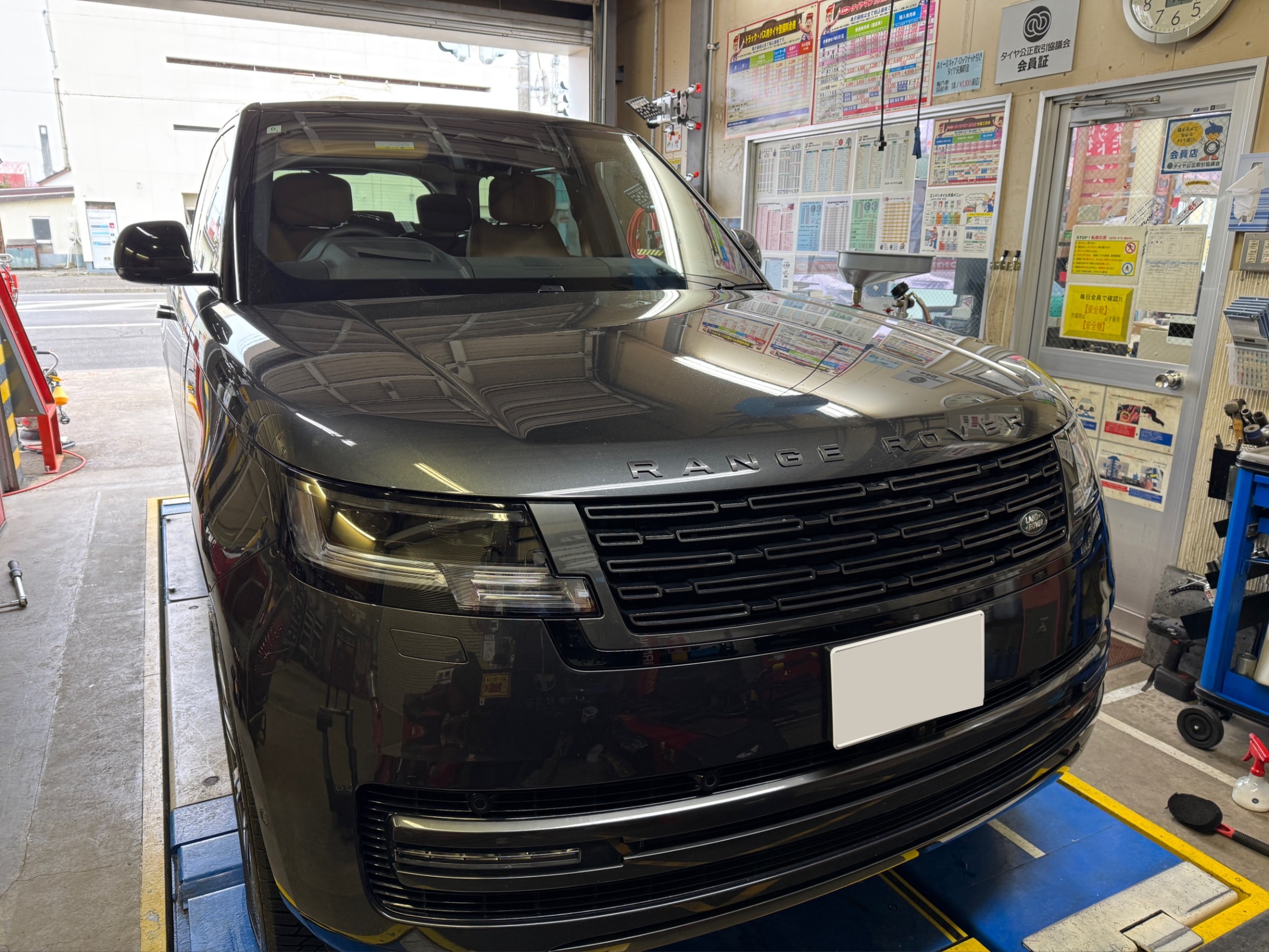 レンジローバーさんの22インチタイヤ交換 ジャッキアップモードお忘れ