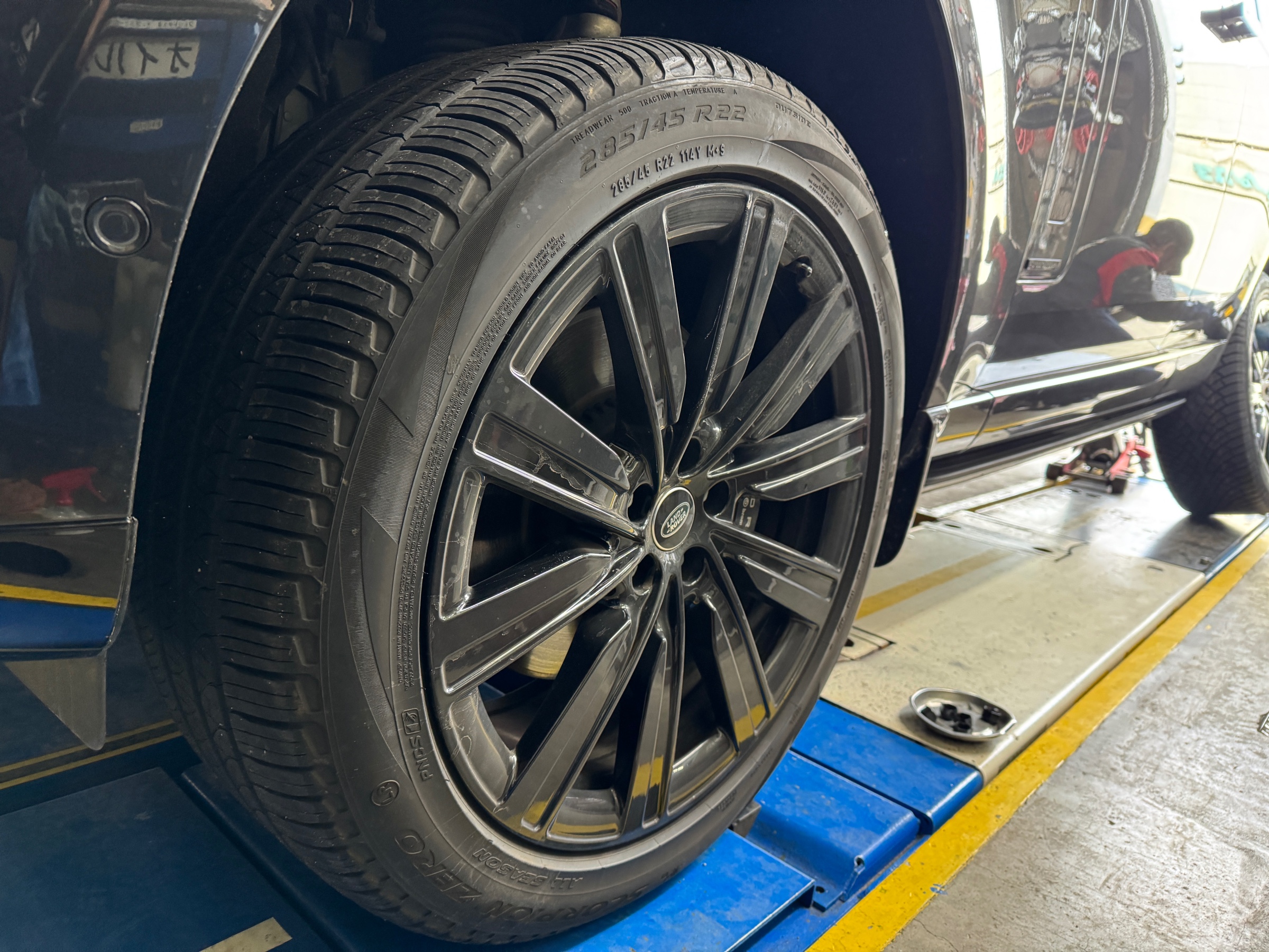 レンジローバーさんの22インチタイヤ交換 ジャッキアップモードお忘れ