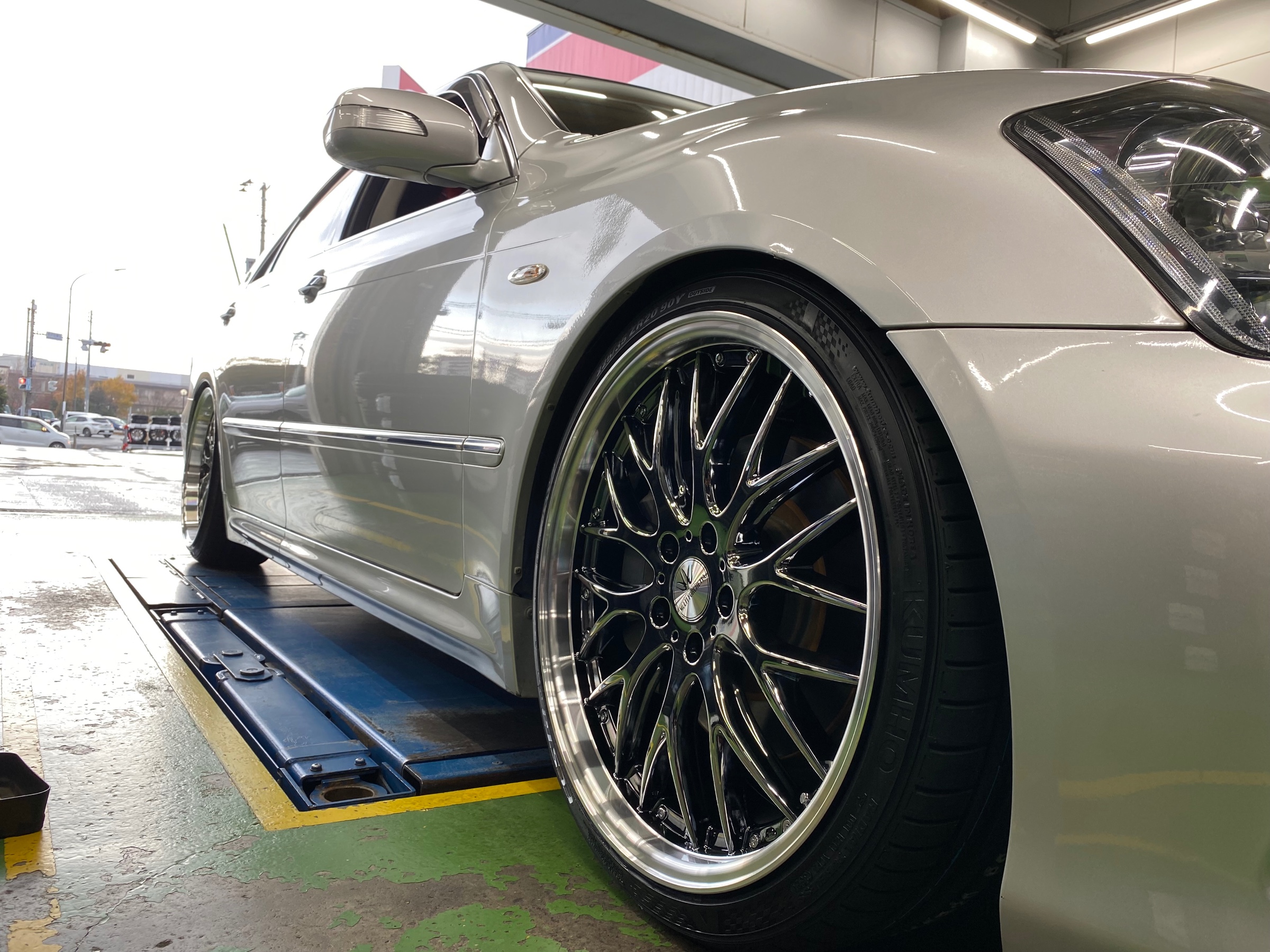 トヨタクラウン　18インチホイール クラウン純正18インチの溝たっぷりスタッドレス付きセット入庫