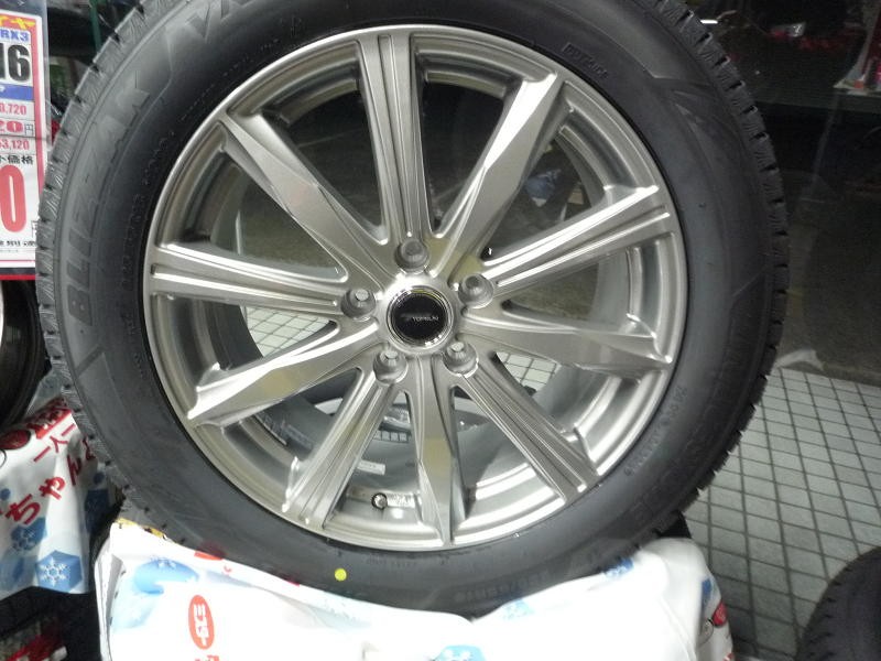 ホンダ ZR-V純正18インチホイール、ブリヂストンVRX3スタッドレスタイヤ 新車外し品 2023/22年製】ホンダ ZR-V Zグレード 純正 18in 7J +