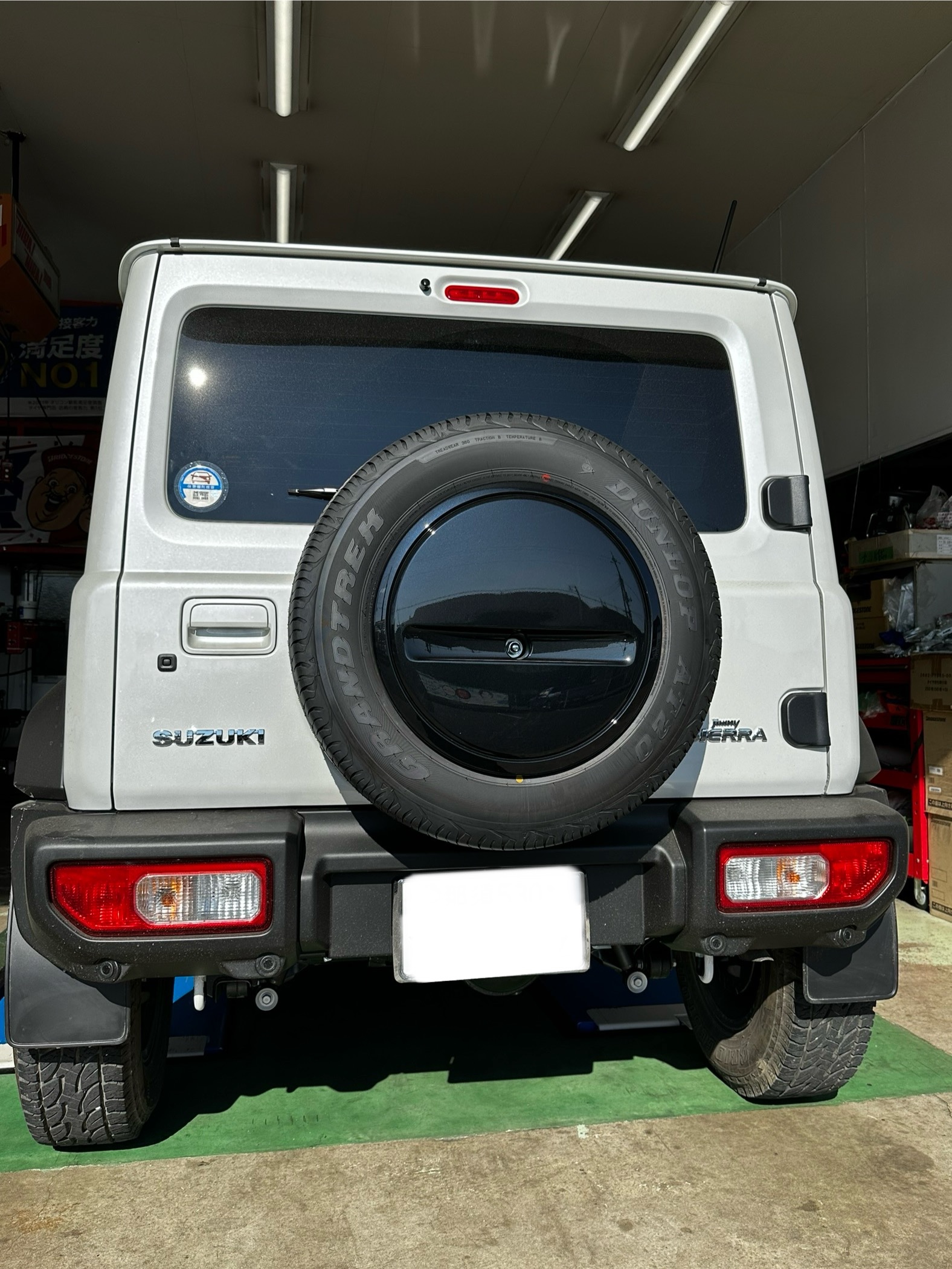 現行JB74ジムニーシェラのスペアタイヤ交換 | スズキ ジムニー
