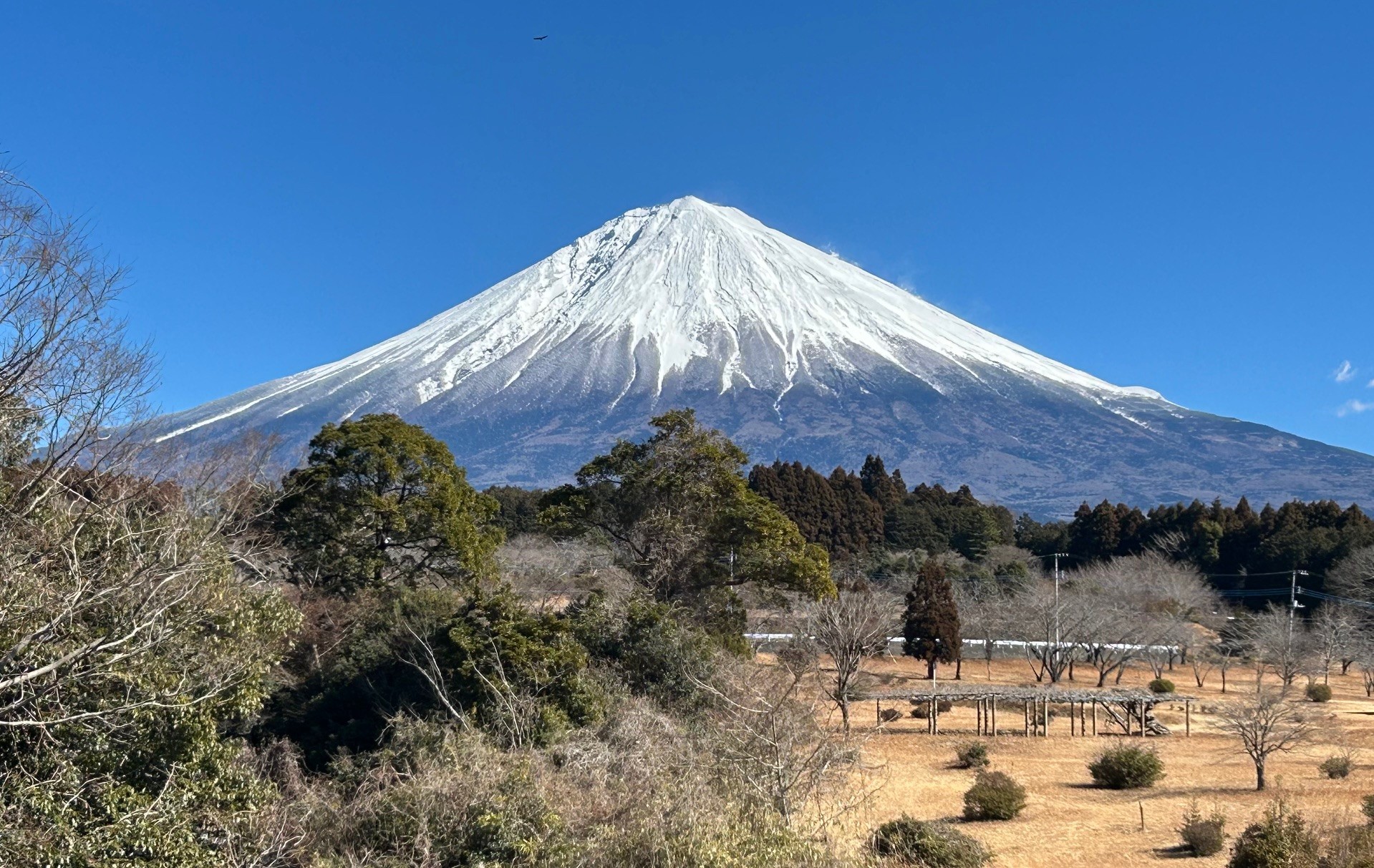 ちょこっと雪の積もった富士山