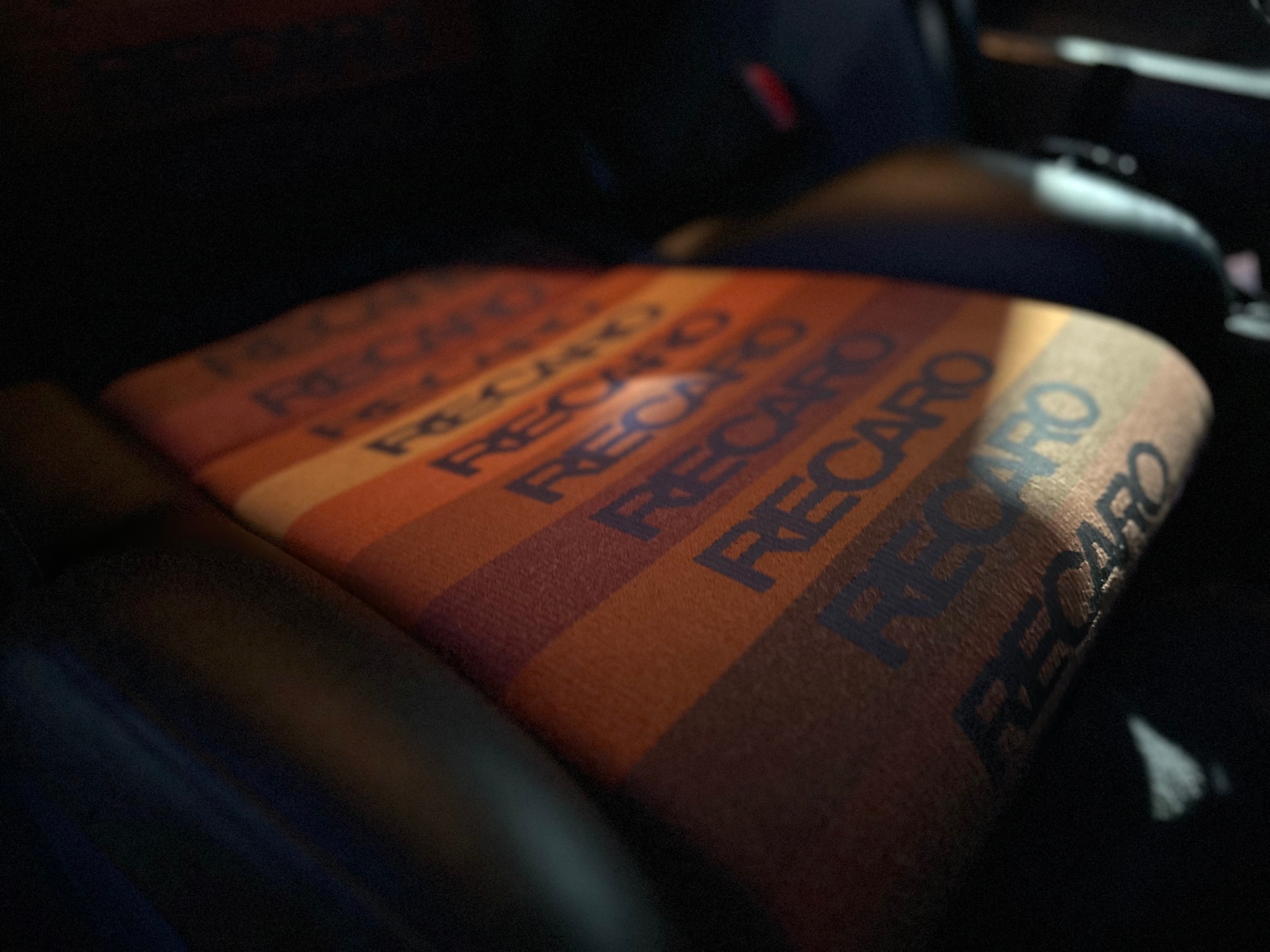 RECARO CLASSIC LX】クラシックボルボにクラシックなシートを