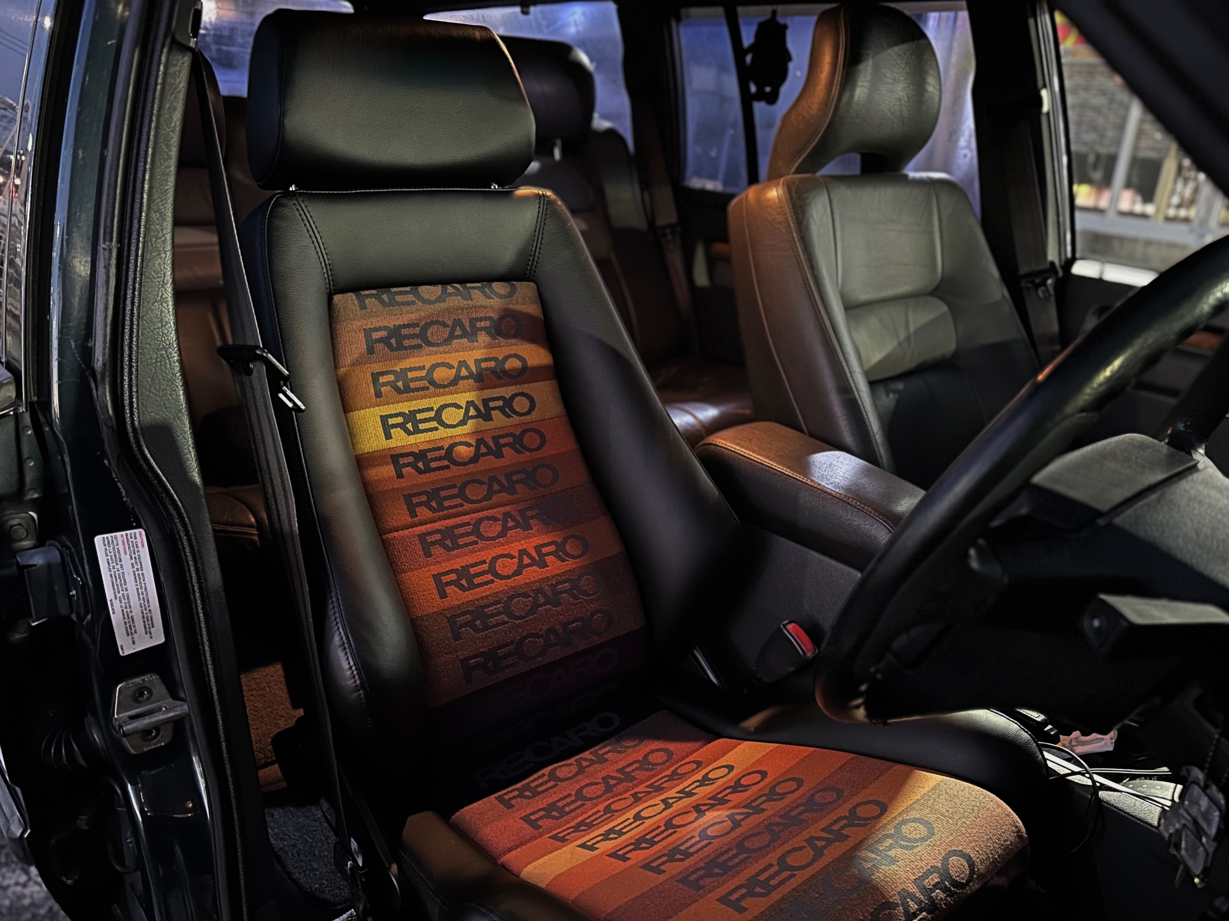 RECARO CLASSIC LX】クラシックボルボにクラシックなシートを