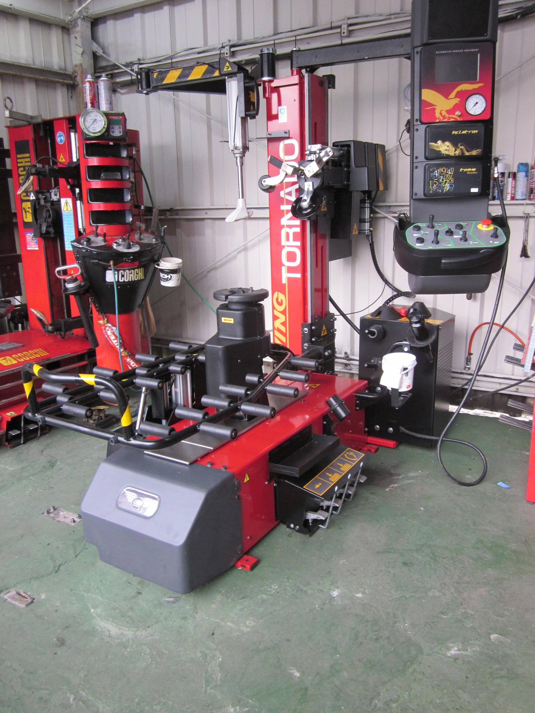 最新タイヤチェンジャーでタイヤ交換します。 | お知らせ | ミスター