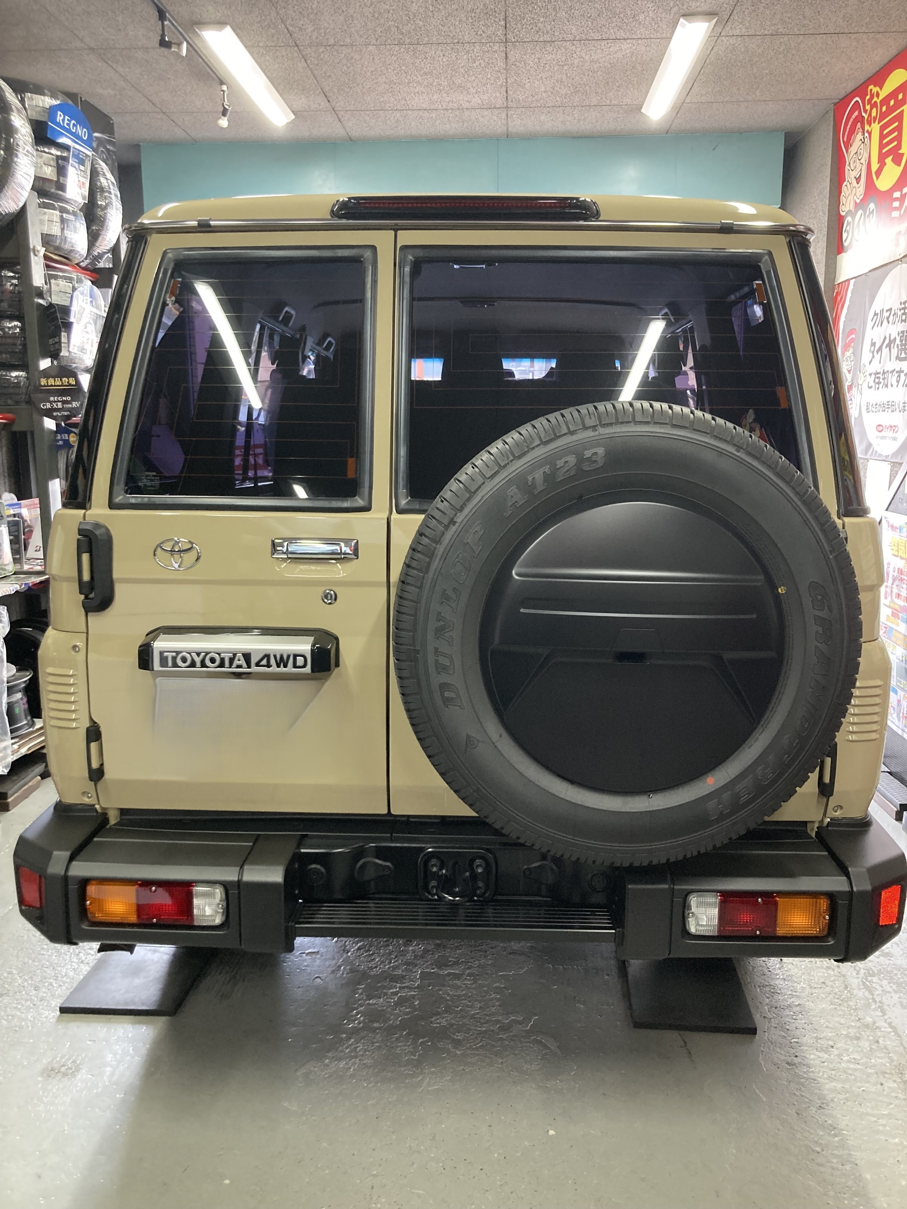 ランクル70 スタッドレスタイヤ交換 | スタッフ日記 | ミスター