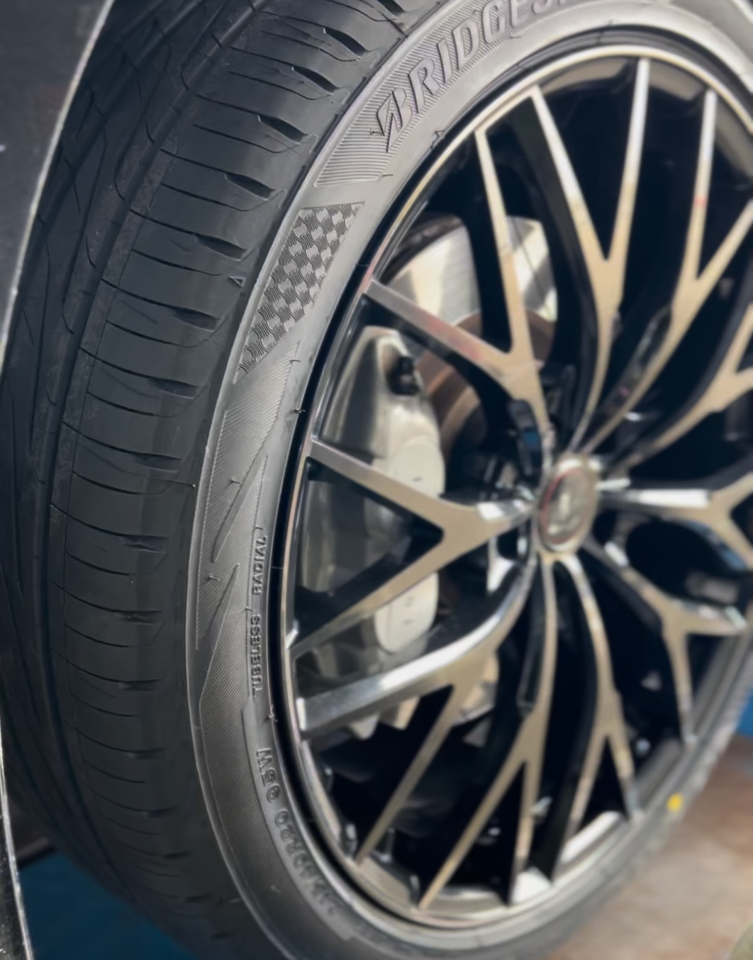送料込み　ブリヂストンレグノ　エルグランド夏タイヤ　日産純正ホイール　18インチ 0000000126052_eWnUIVu.jpg